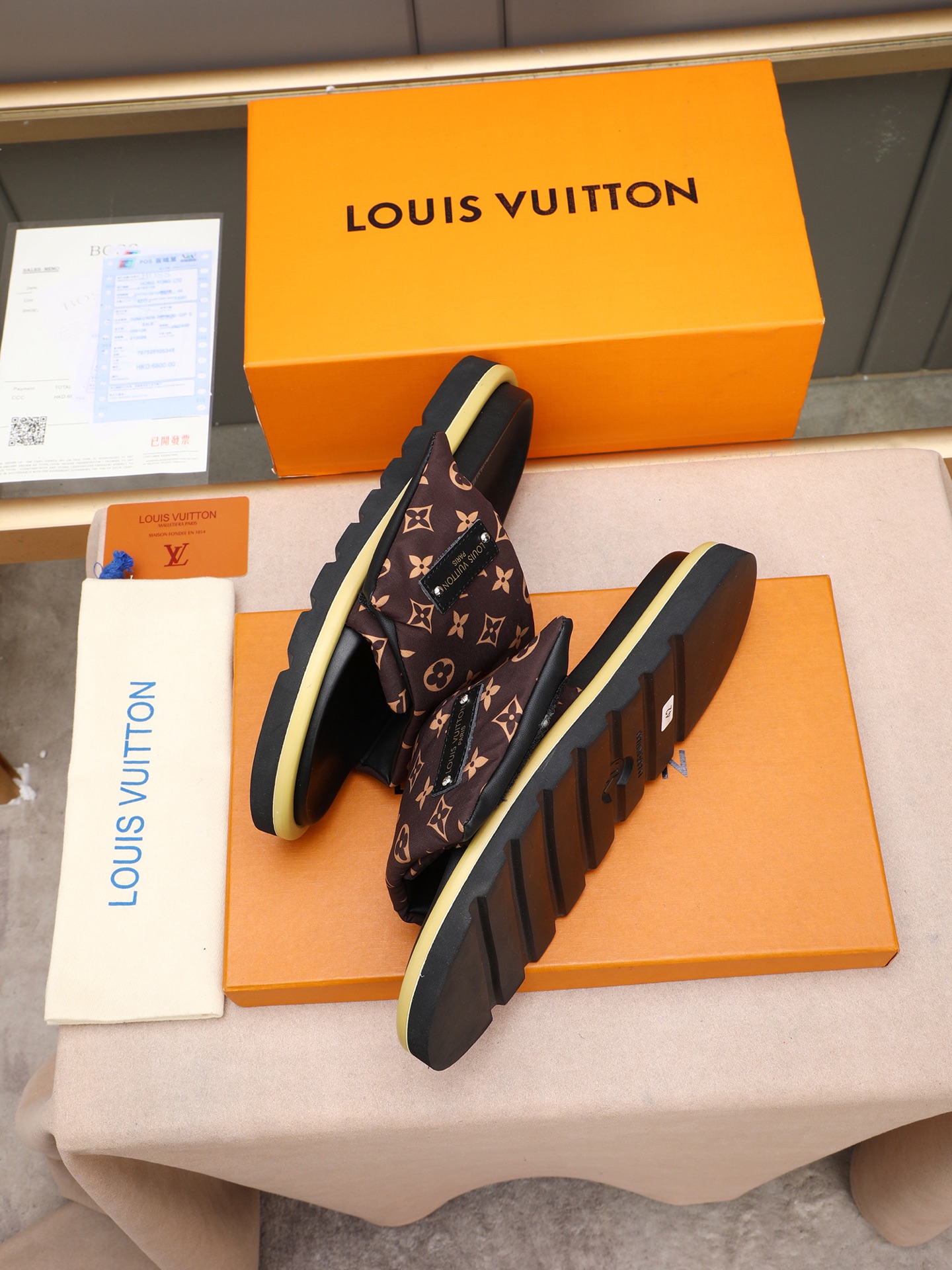 LV 一比一 Monogram 經典棕色單帶拖鞋 輕奢休閒款| 9 LV 一比一 Monogram 經典棕色單帶拖鞋 輕奢休閒款