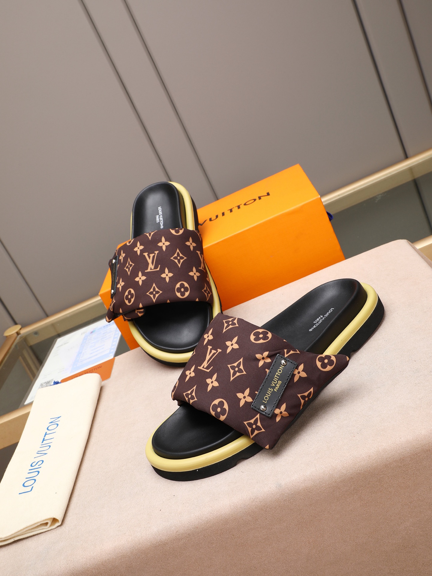 LV 一比一 Monogram 經典棕色單帶拖鞋 輕奢休閒款| 8 LV 一比一 Monogram 經典棕色單帶拖鞋 輕奢休閒款