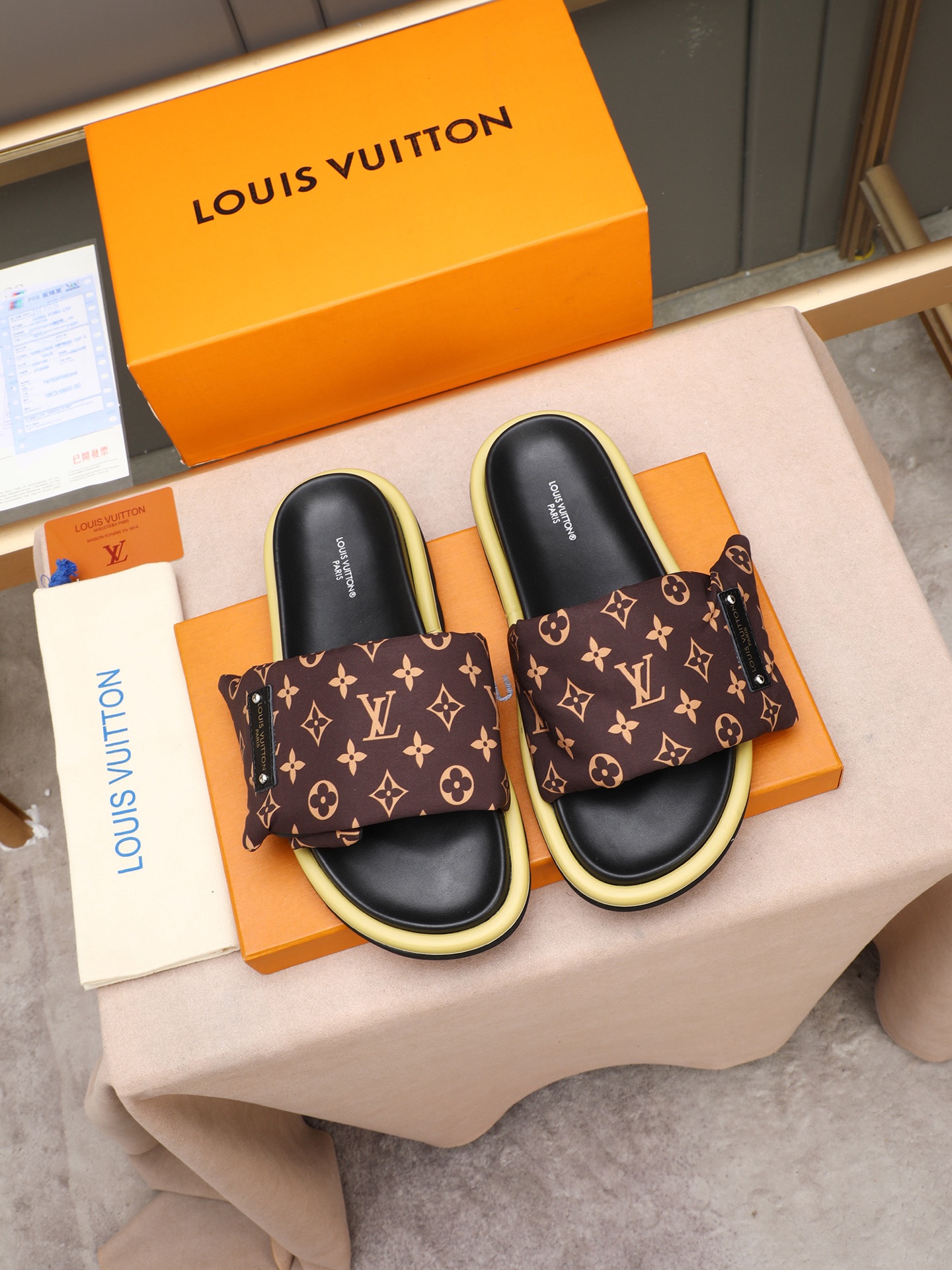 LV 一比一 Monogram 經典棕色單帶拖鞋 輕奢休閒款| 7 LV 一比一 Monogram 經典棕色單帶拖鞋 輕奢休閒款