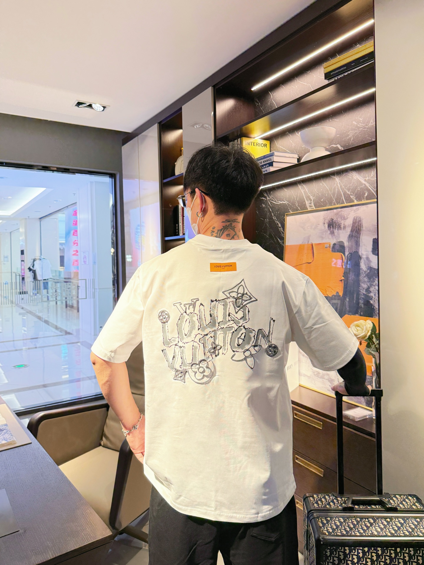 LV A貨 白色刺繡Logo短袖T恤 金屬感字母設計 百搭休閒款| 12 LV A貨 白色刺繡Logo短袖T恤 金屬感字母設計 百搭休閒款