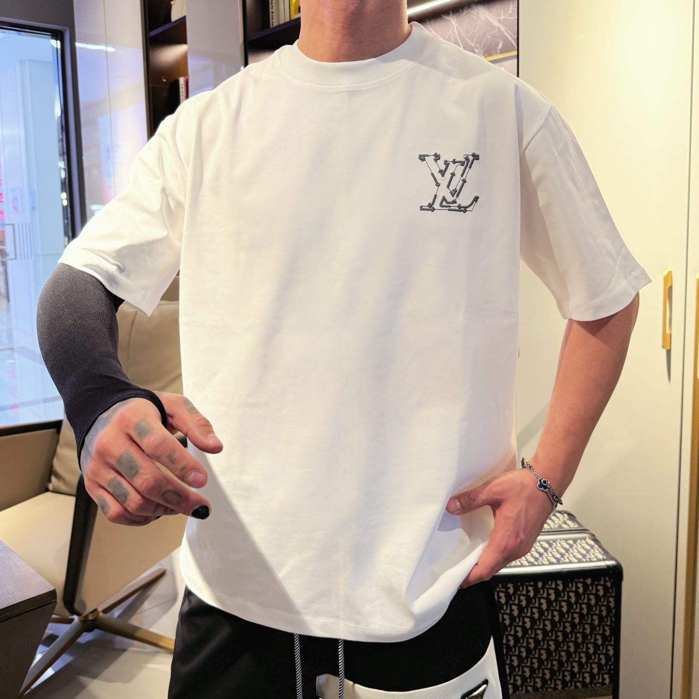 LV A貨 白色刺繡Logo短袖T恤 金屬感字母設計 百搭休閒款| 11 LV A貨 白色刺繡Logo短袖T恤 金屬感字母設計 百搭休閒款