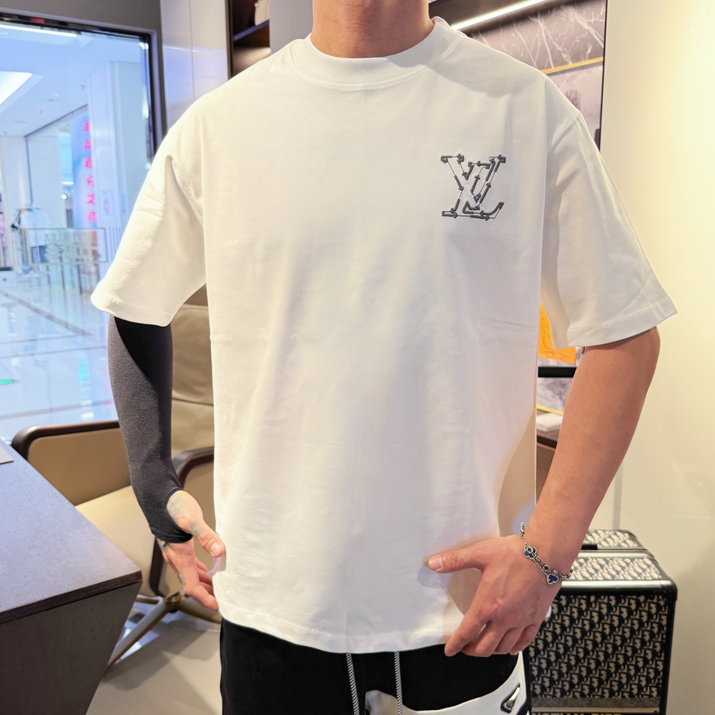 LV A貨 白色刺繡Logo短袖T恤 金屬感字母設計 百搭休閒款| 10 LV A貨 白色刺繡Logo短袖T恤 金屬感字母設計 百搭休閒款