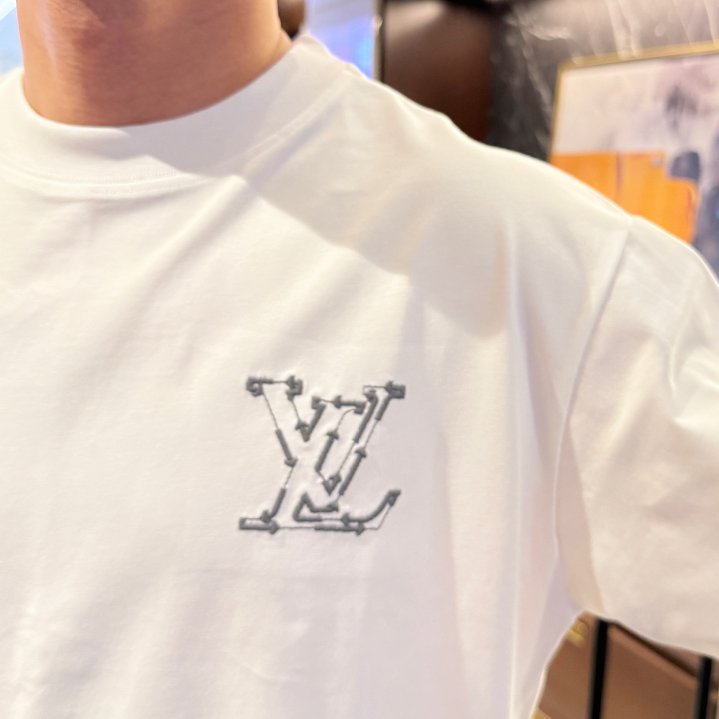 LV A貨 白色刺繡Logo短袖T恤 金屬感字母設計 百搭休閒款| 8 LV A貨 白色刺繡Logo短袖T恤 金屬感字母設計 百搭休閒款