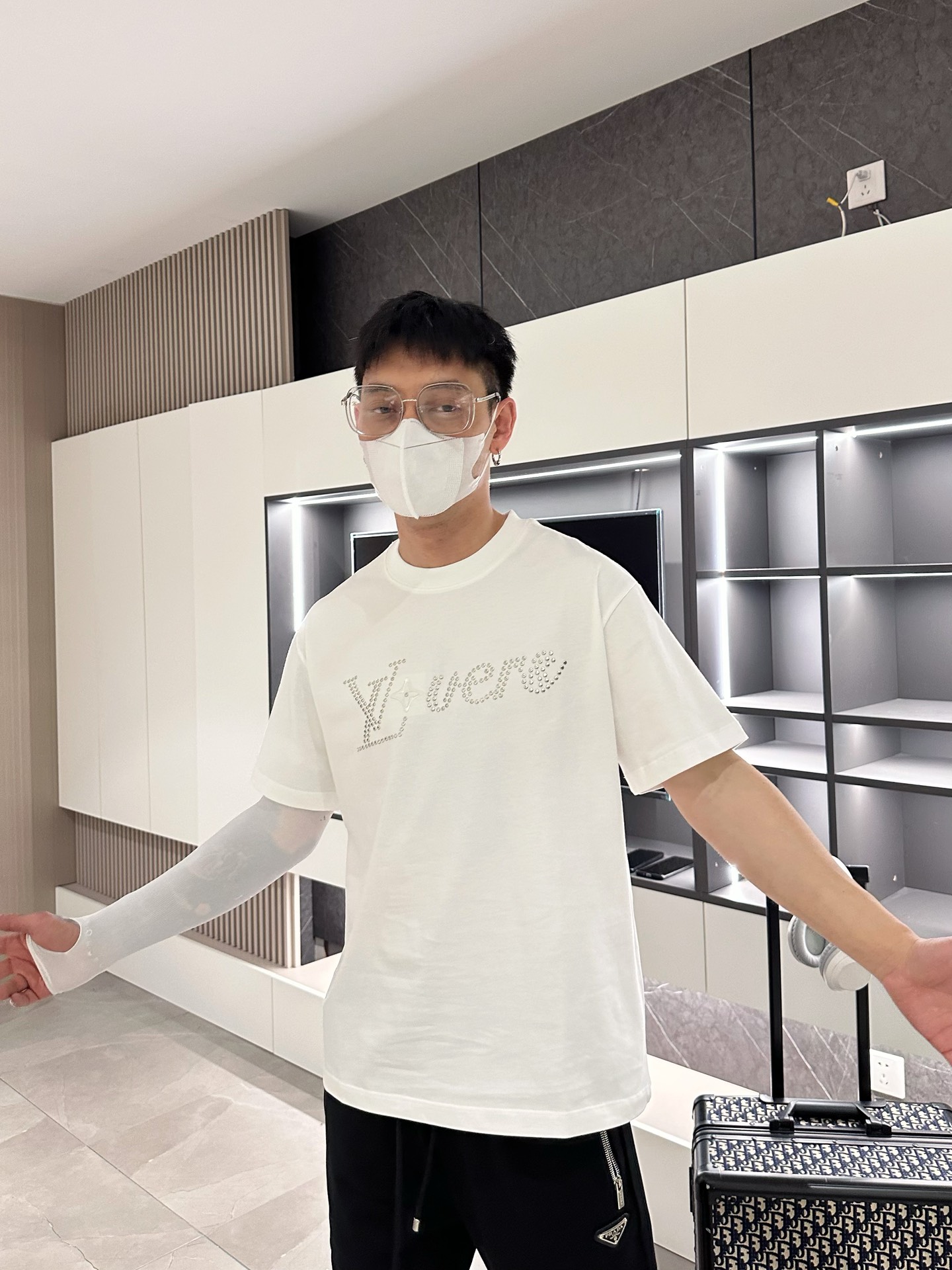 LV 高仿 白色鉚釘字母短袖T恤 Love設計 時尚百搭款| 12 LV 高仿 白色鉚釘字母短袖T恤 Love設計 時尚百搭款