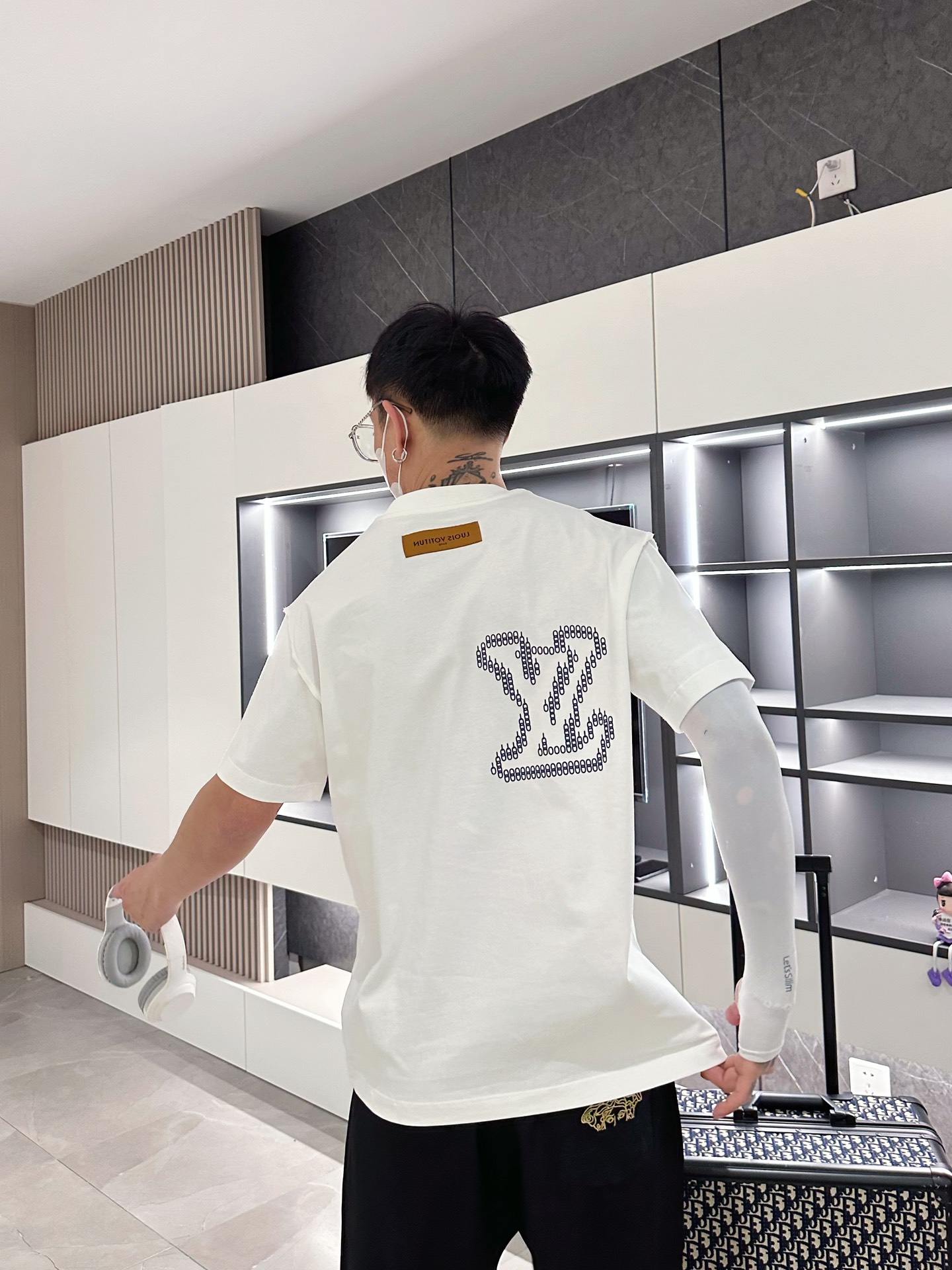 LV高仿 链条刺绣Logo短袖T恤 白色宽松百搭款| 13 LV高仿 链条刺绣Logo短袖T恤 白色宽松百搭款