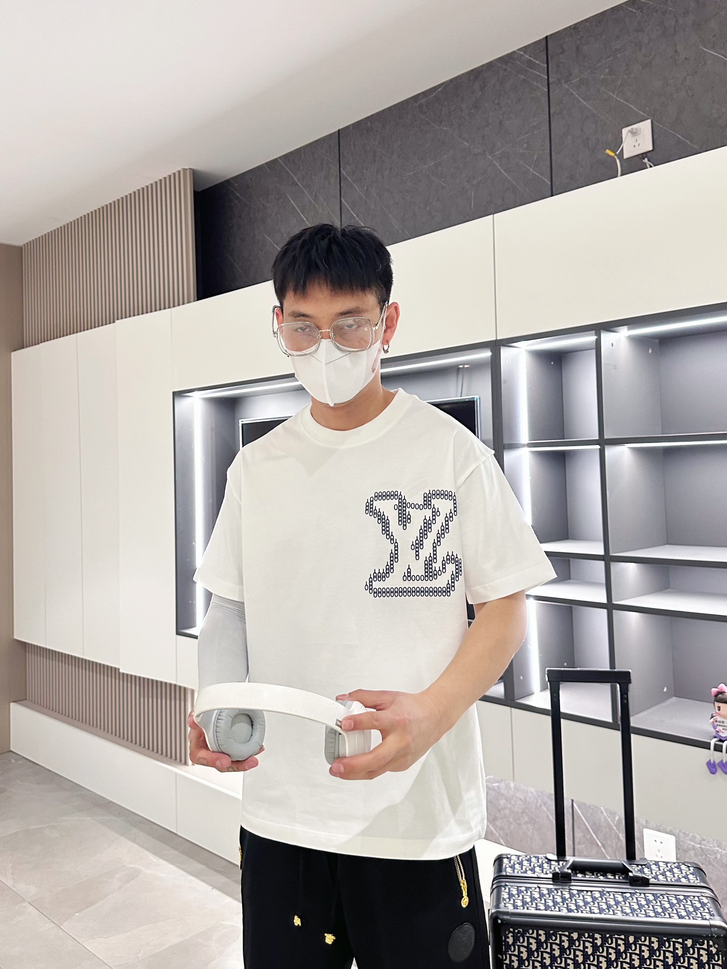 LV高仿 链条刺绣Logo短袖T恤 白色宽松百搭款| 12 LV高仿 链条刺绣Logo短袖T恤 白色宽松百搭款