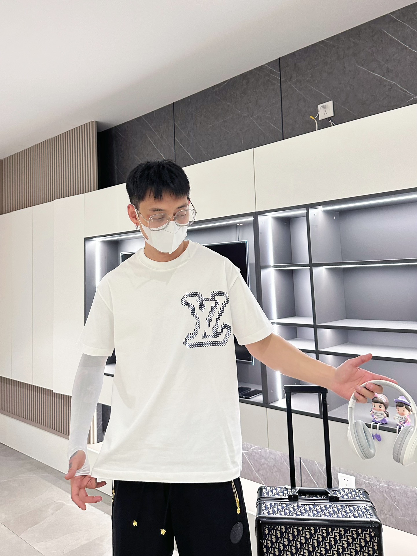 LV高仿 链条刺绣Logo短袖T恤 白色宽松百搭款| 11 LV高仿 链条刺绣Logo短袖T恤 白色宽松百搭款