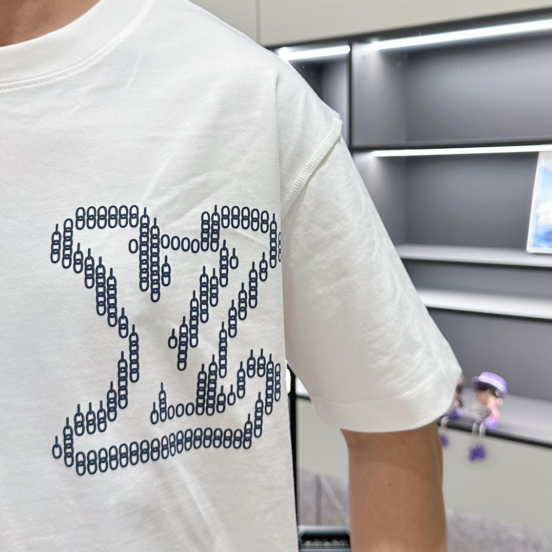 LV高仿 链条刺绣Logo短袖T恤 白色宽松百搭款| 8 LV高仿 链条刺绣Logo短袖T恤 白色宽松百搭款