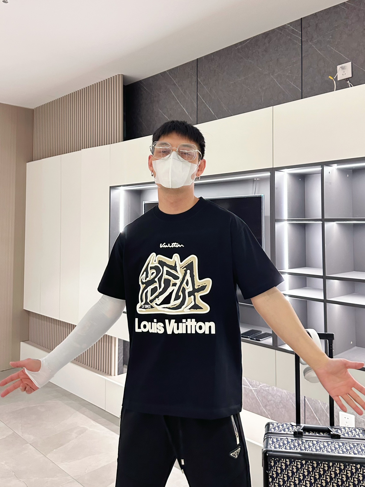 LV一比一 涂鸦艺术印花短袖T恤 黑色街头潮流款| 13 LV一比一 涂鸦艺术印花短袖T恤 黑色街头潮流款