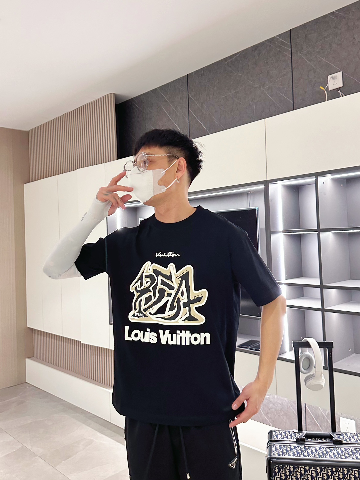 LV一比一 涂鸦艺术印花短袖T恤 黑色街头潮流款| 12 LV一比一 涂鸦艺术印花短袖T恤 黑色街头潮流款