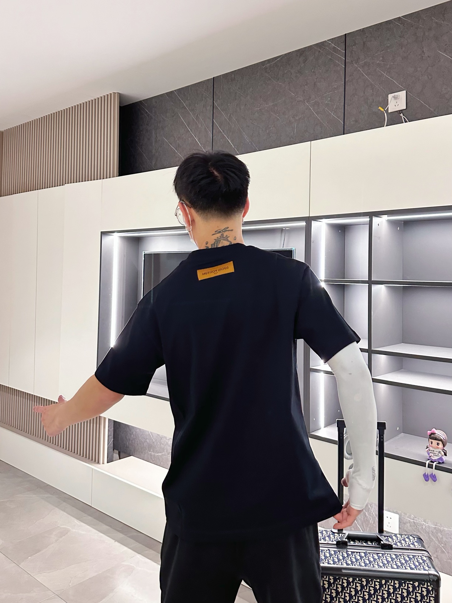 LV一比一 涂鸦艺术印花短袖T恤 黑色街头潮流款| 10 LV一比一 涂鸦艺术印花短袖T恤 黑色街头潮流款