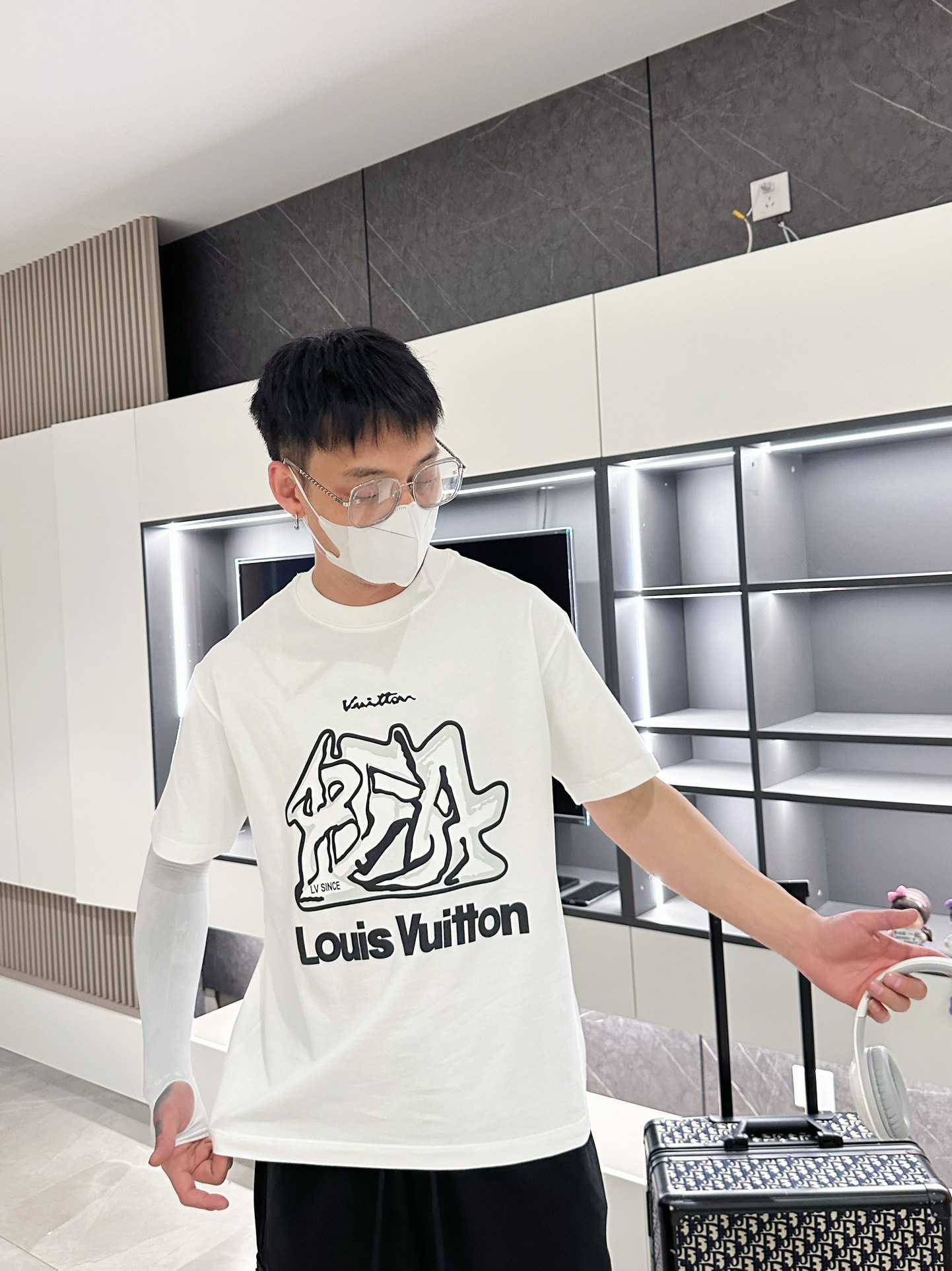 LV原單 字母Logo印花短袖T恤 白色简约百搭款| 12 LV原單 字母Logo印花短袖T恤 白色简约百搭款