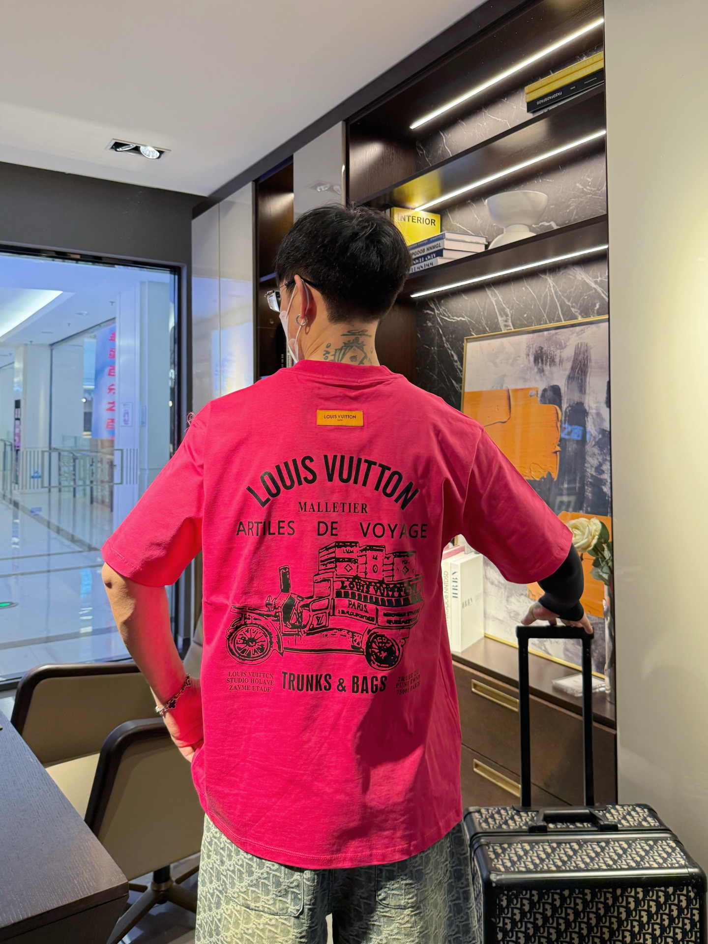 LV高仿 小Logo刺绣短袖T恤 玫红色潮流简约款| 12 LV高仿 小Logo刺绣短袖T恤 玫红色潮流简约款