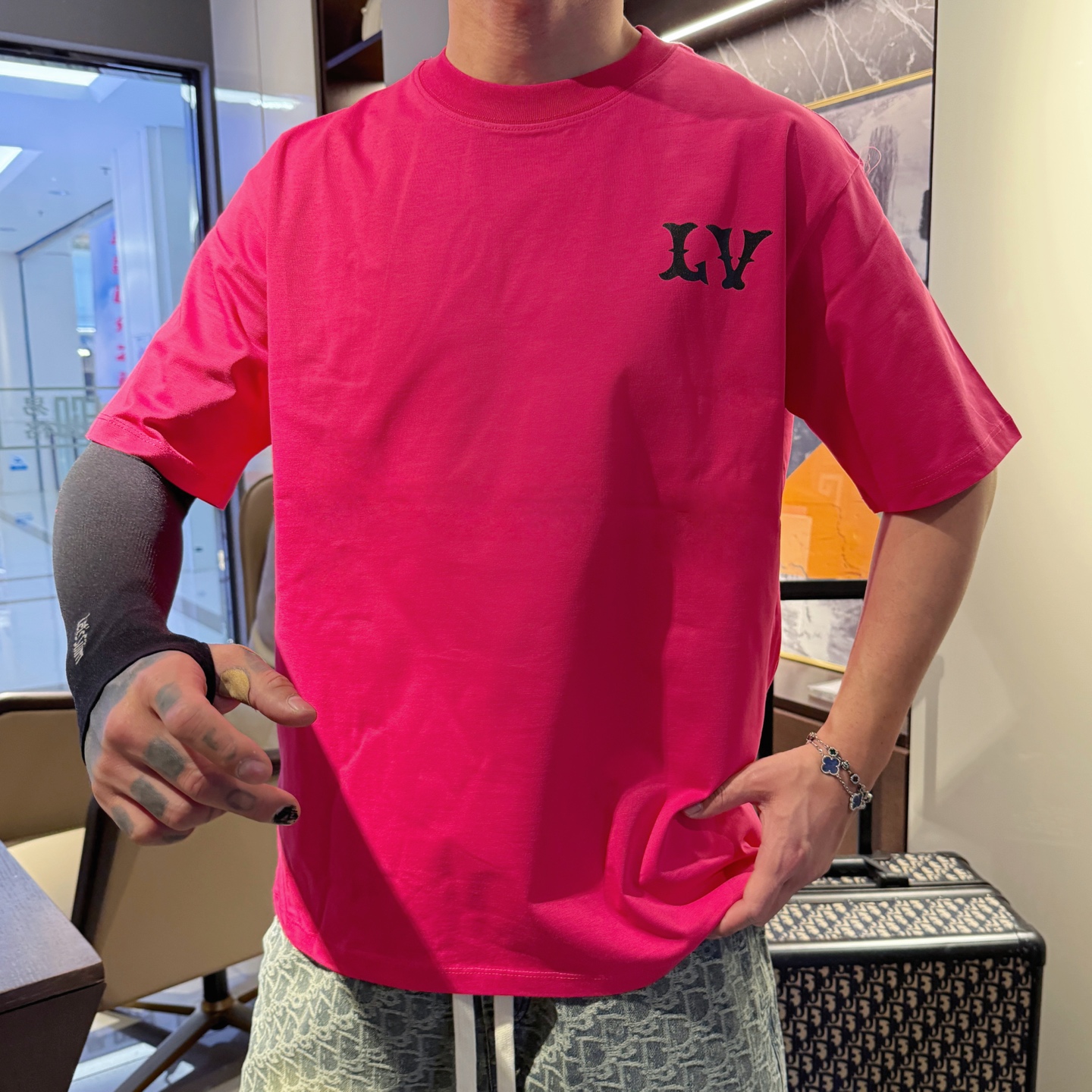 LV高仿 小Logo刺绣短袖T恤 玫红色潮流简约款| 11 LV高仿 小Logo刺绣短袖T恤 玫红色潮流简约款