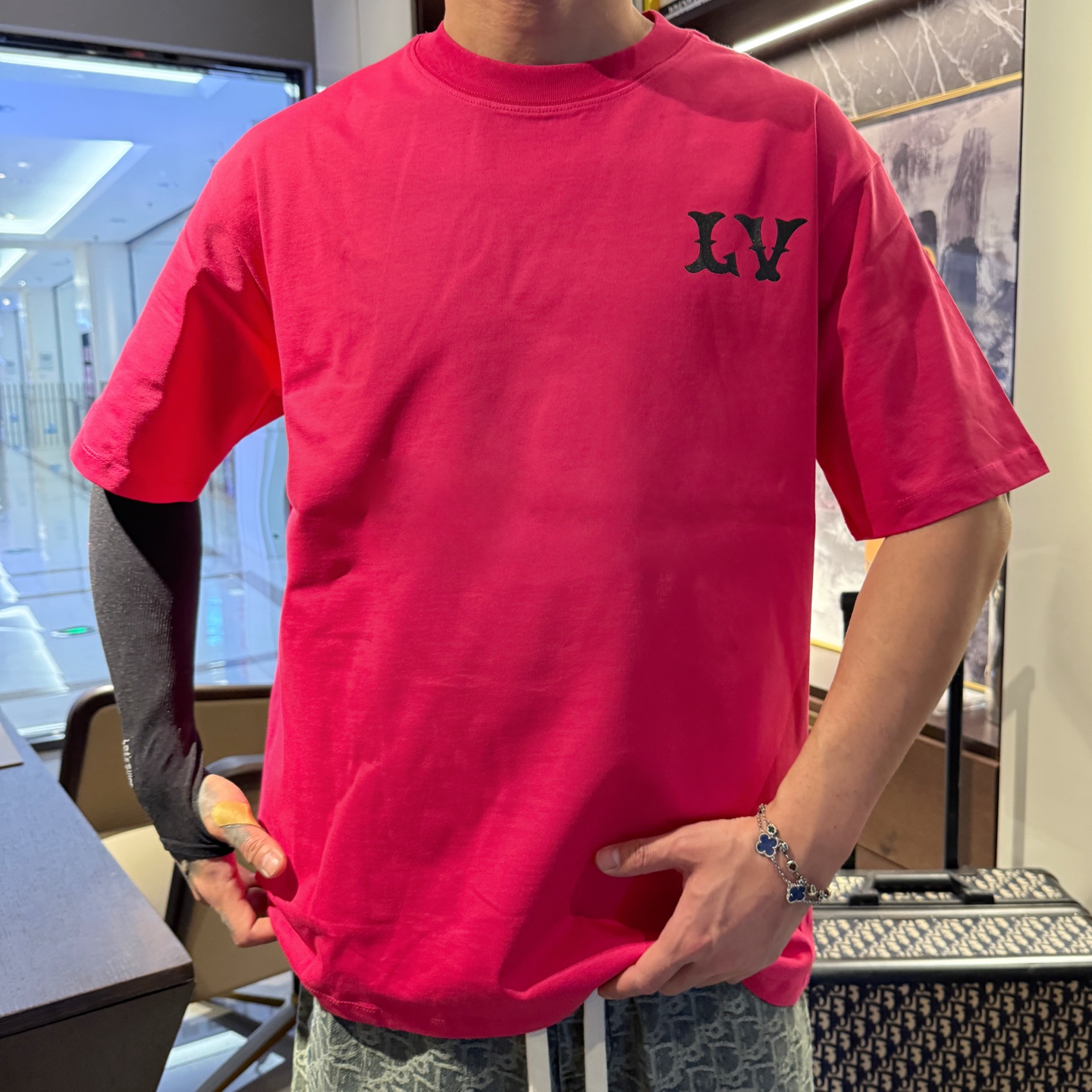 LV高仿 小Logo刺绣短袖T恤 玫红色潮流简约款| 10 LV高仿 小Logo刺绣短袖T恤 玫红色潮流简约款