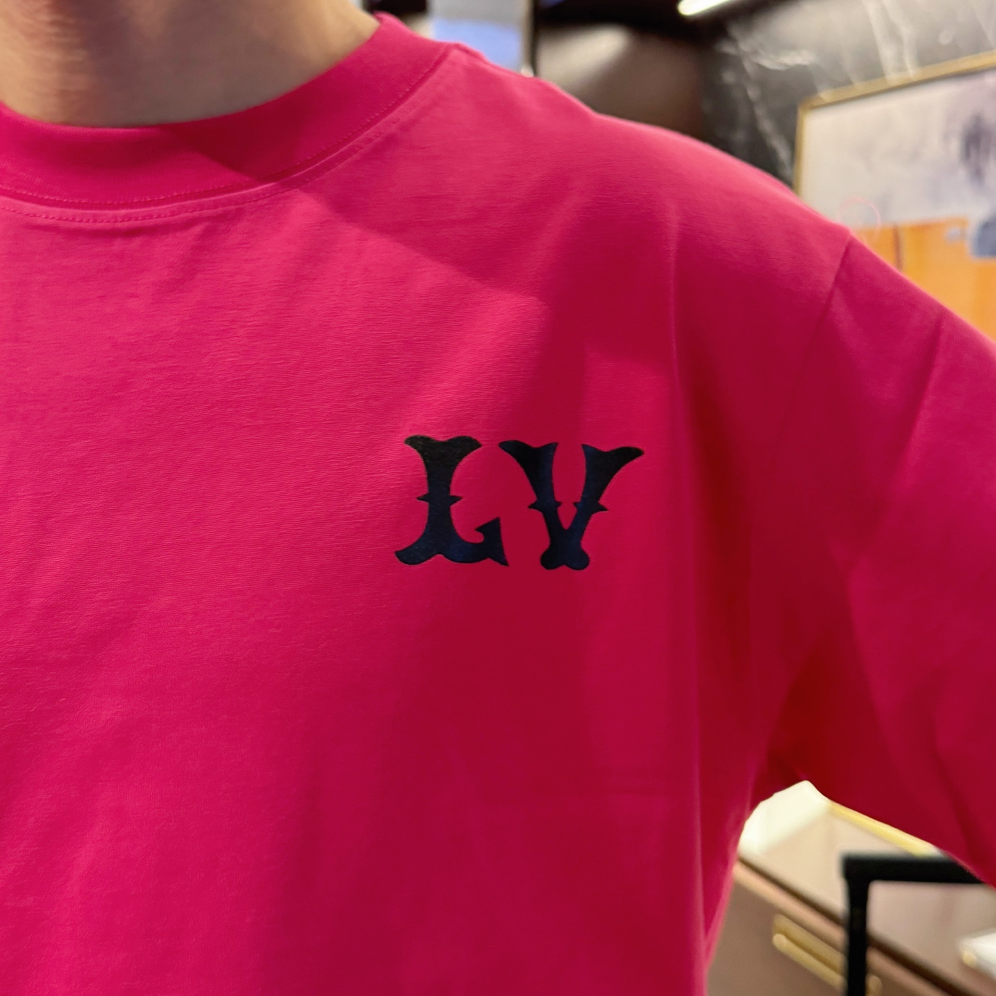 LV高仿 小Logo刺绣短袖T恤 玫红色潮流简约款| 8 LV高仿 小Logo刺绣短袖T恤 玫红色潮流简约款