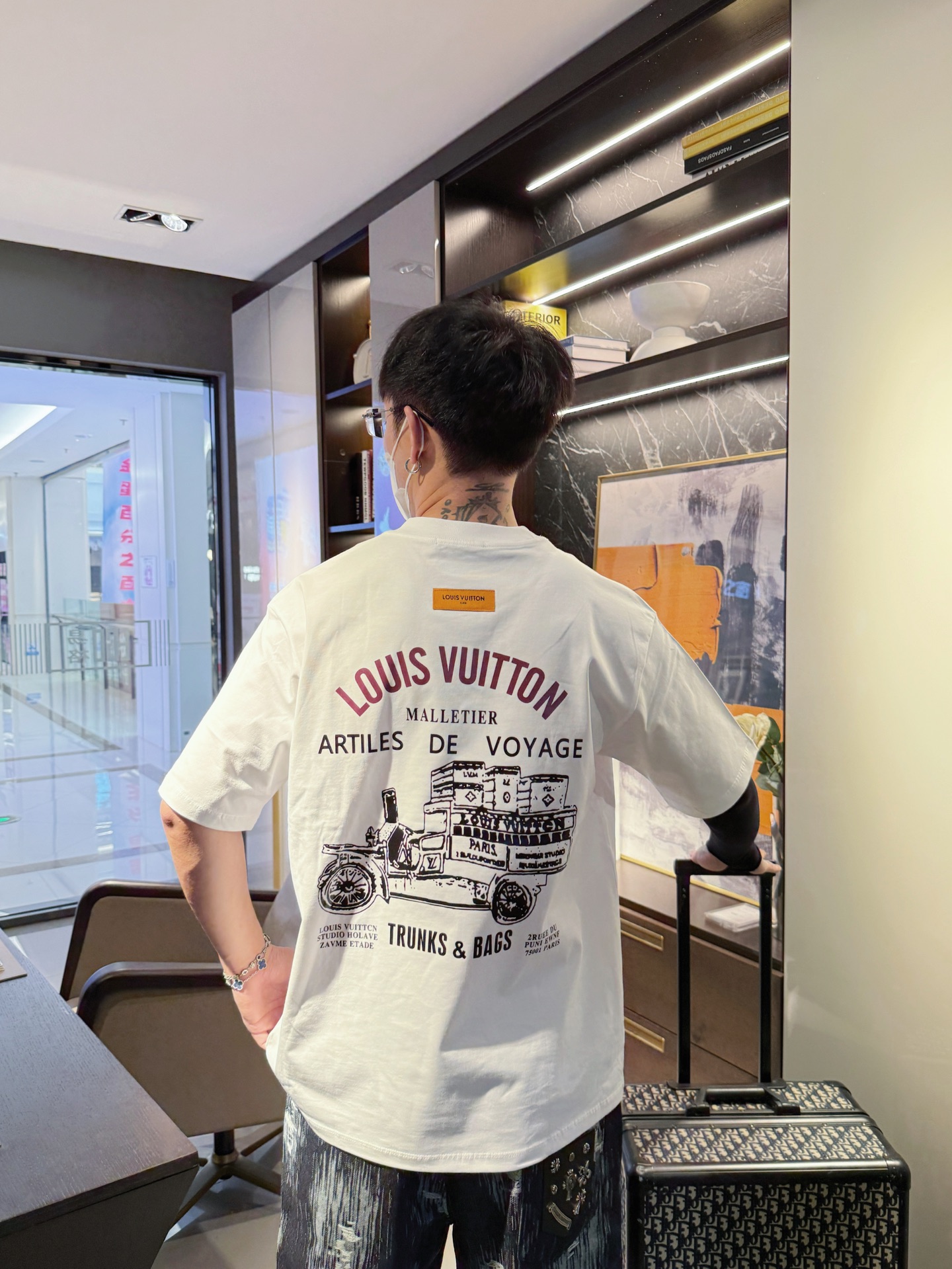 LV一比一 简约Logo印花短袖T恤 白色休闲款| 12 LV一比一 简约Logo印花短袖T恤 白色休闲款