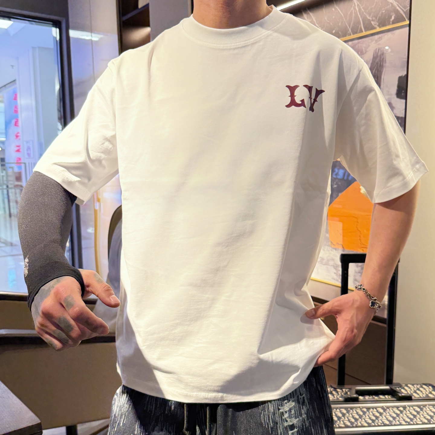 LV一比一 简约Logo印花短袖T恤 白色休闲款| 11 LV一比一 简约Logo印花短袖T恤 白色休闲款