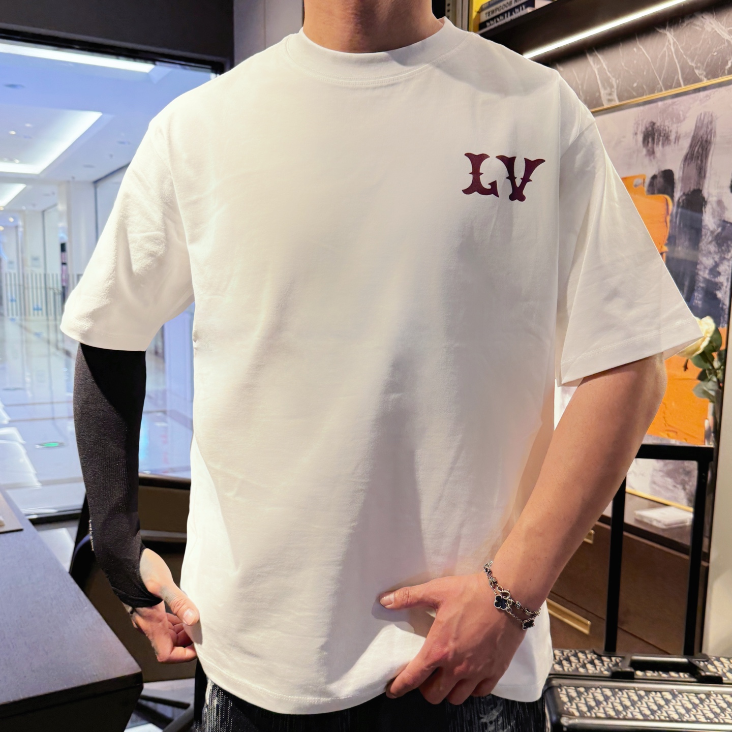 LV一比一 简约Logo印花短袖T恤 白色休闲款| 10 LV一比一 简约Logo印花短袖T恤 白色休闲款