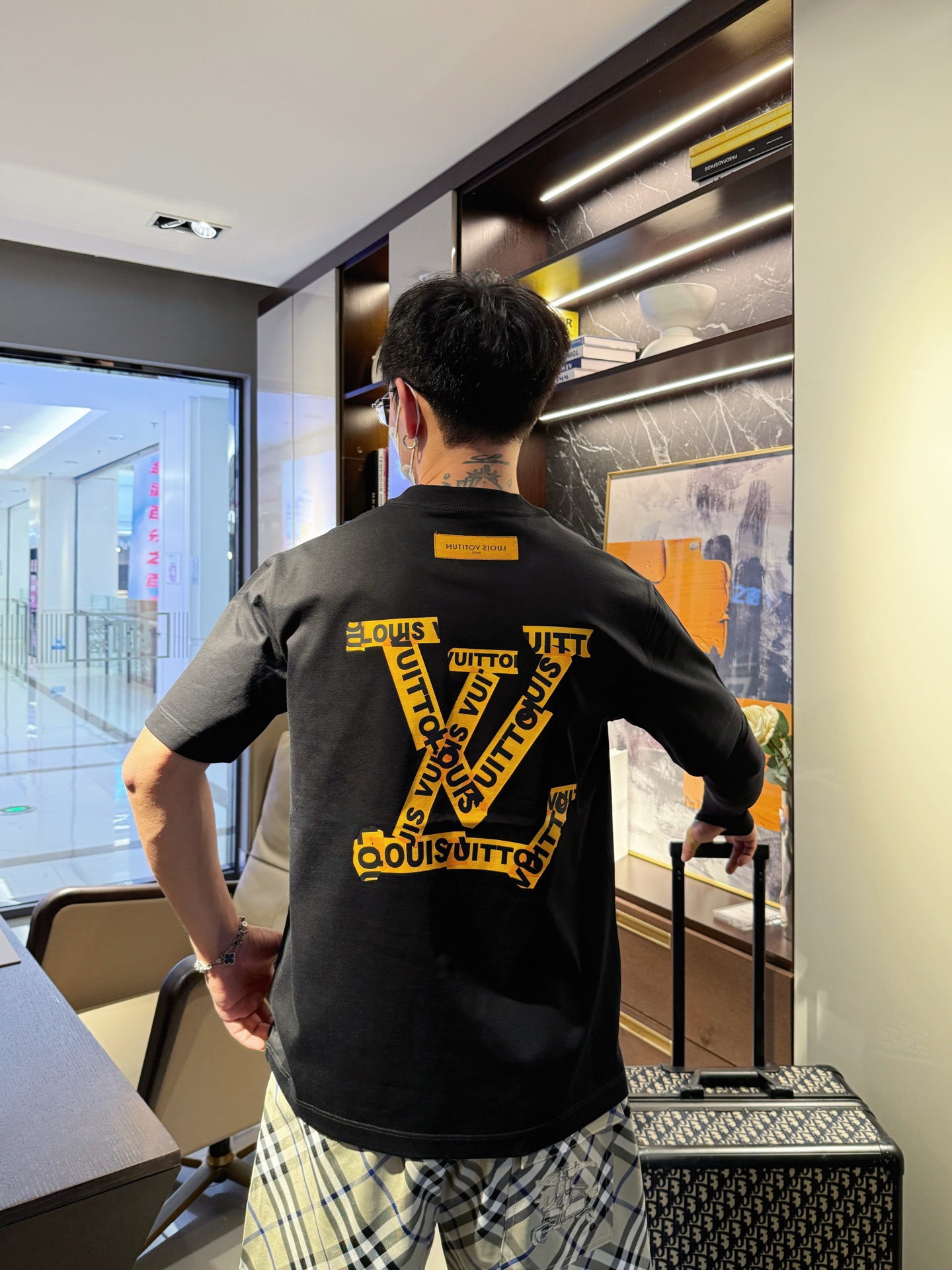 LV一比一 字母拼接印花短袖T恤 黑色休闲潮流款| 12 LV一比一 字母拼接印花短袖T恤 黑色休闲潮流款