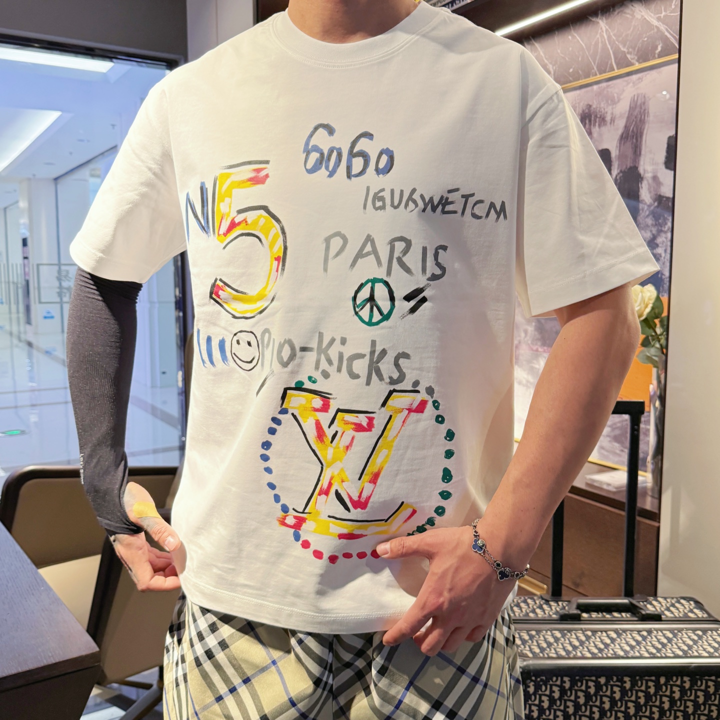 LV一比一 多元素涂鸦印花短袖T恤 白色潮流款| 10 LV一比一 多元素涂鸦印花短袖T恤 白色潮流款