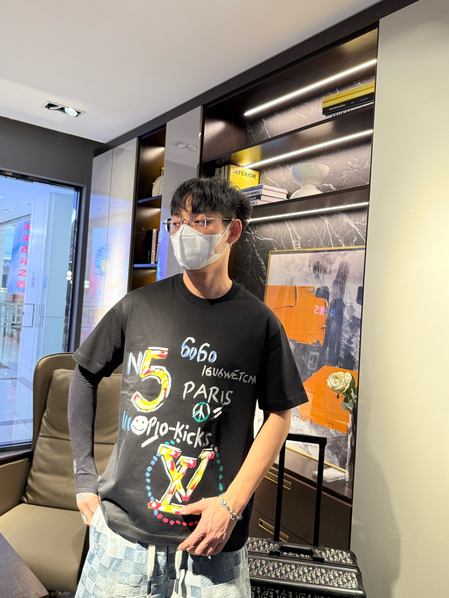 LV高仿涂鸦印花短袖T恤 潮流宽松圆领百搭款 黑色| 14 LV高仿涂鸦印花短袖T恤 潮流宽松圆领百搭款 黑色