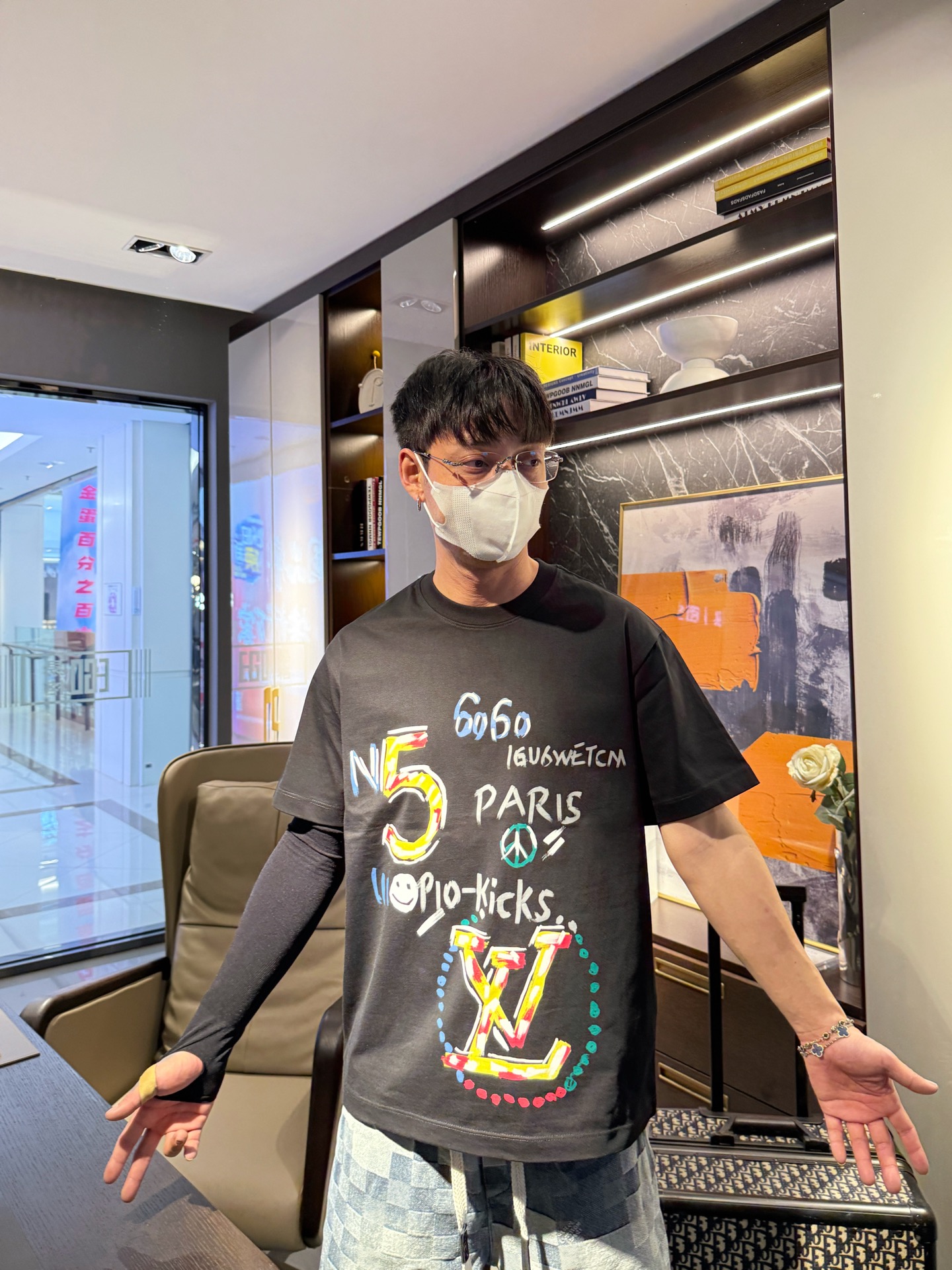 LV高仿涂鸦印花短袖T恤 潮流宽松圆领百搭款 黑色| 13 LV高仿涂鸦印花短袖T恤 潮流宽松圆领百搭款 黑色