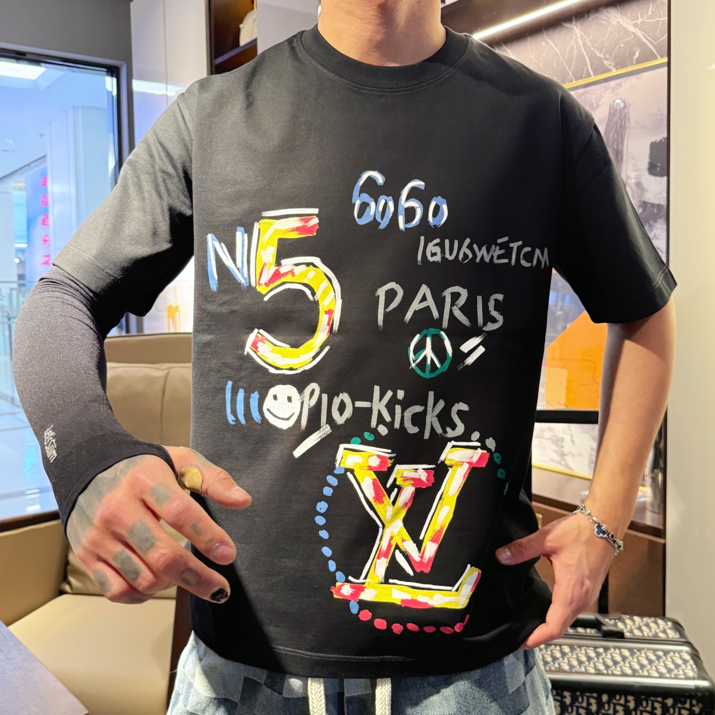 LV高仿涂鸦印花短袖T恤 潮流宽松圆领百搭款 黑色| 11 LV高仿涂鸦印花短袖T恤 潮流宽松圆领百搭款 黑色