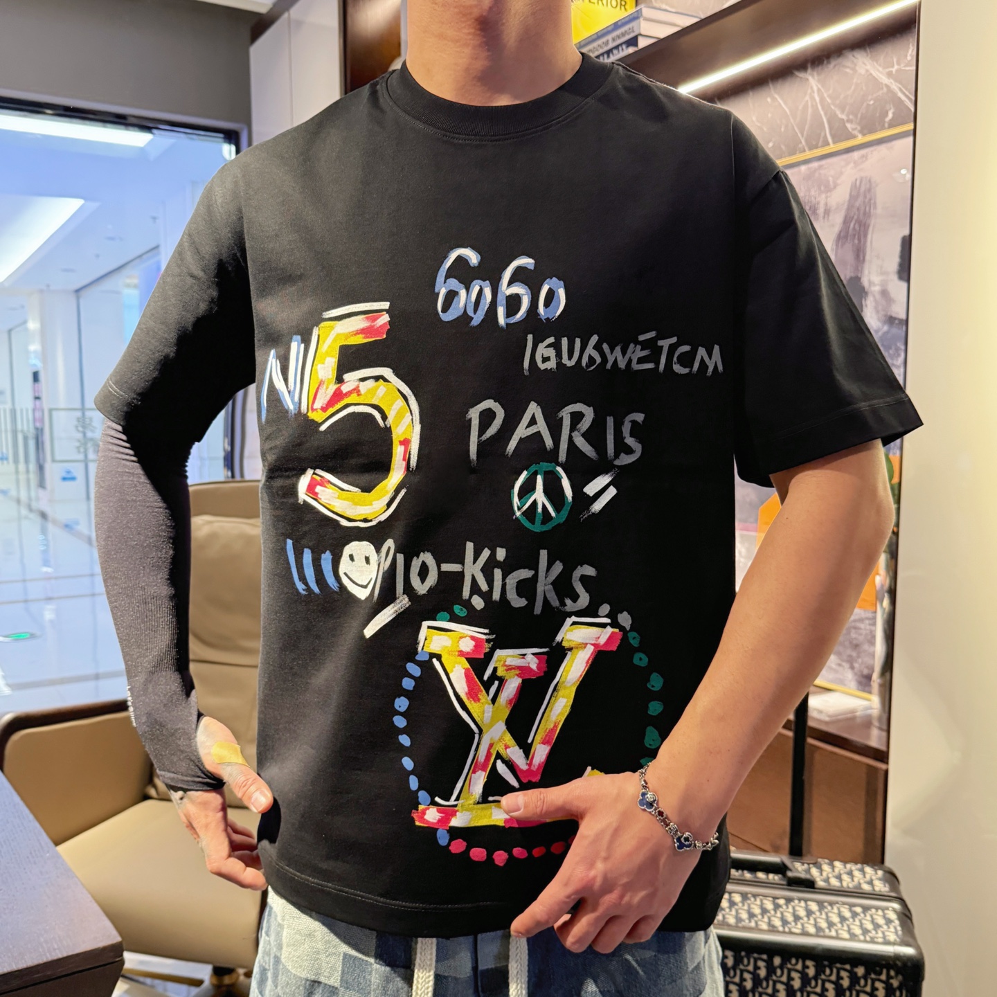 LV高仿涂鸦印花短袖T恤 潮流宽松圆领百搭款 黑色| 10 LV高仿涂鸦印花短袖T恤 潮流宽松圆领百搭款 黑色