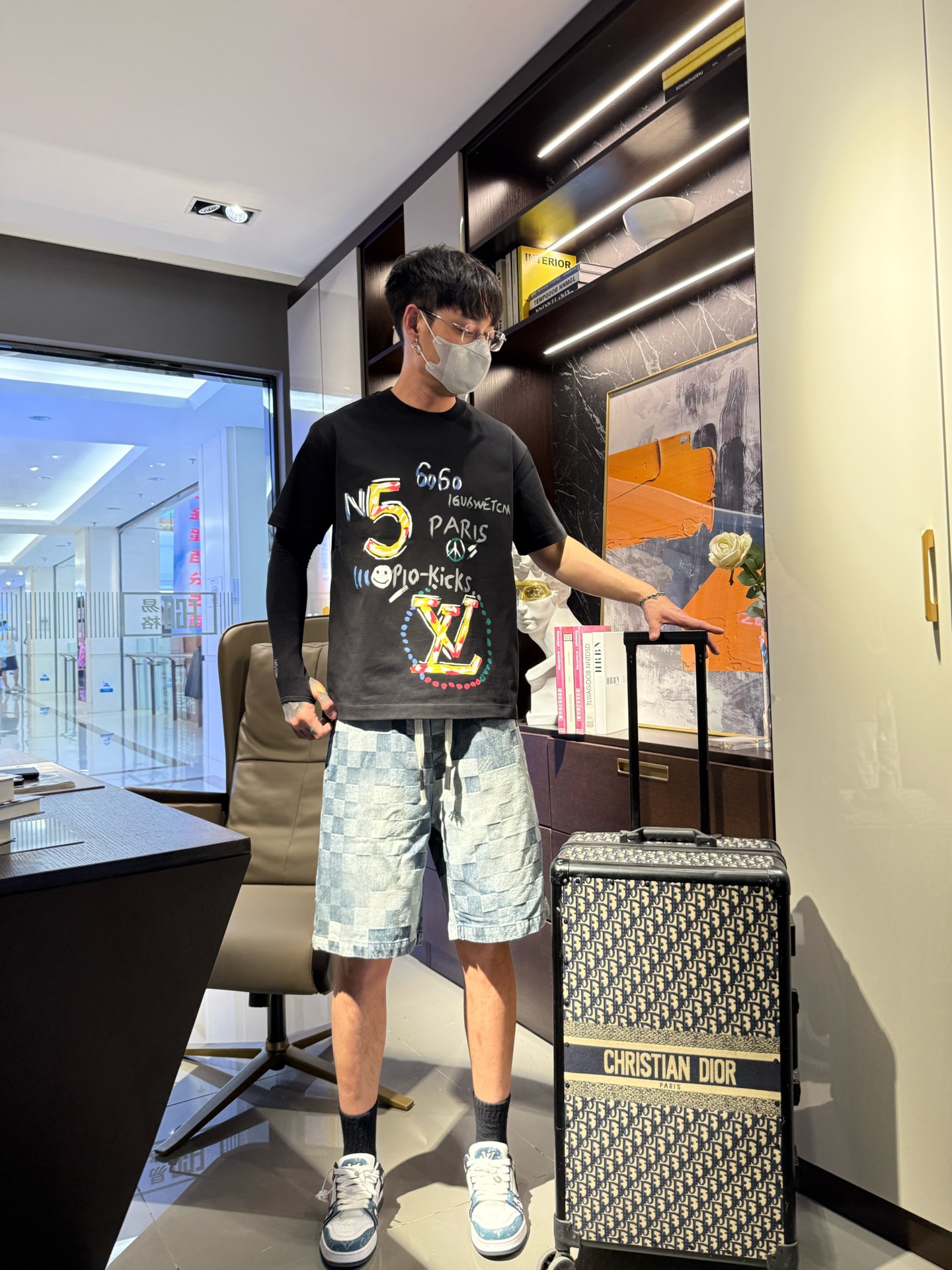 LV高仿涂鸦印花短袖T恤 潮流宽松圆领百搭款 黑色| 9 LV高仿涂鸦印花短袖T恤 潮流宽松圆领百搭款 黑色