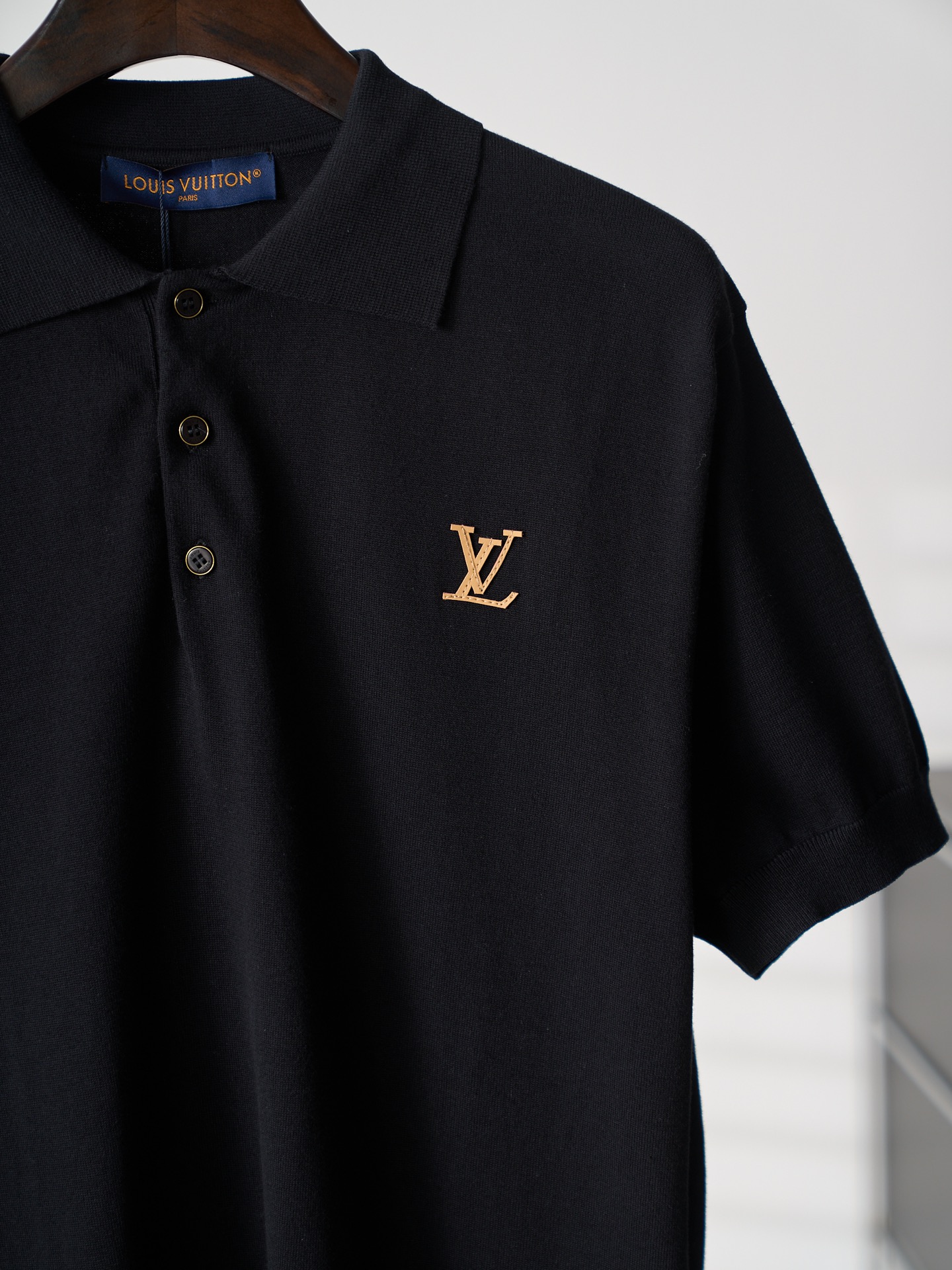 LV 高仿 刺繡Logo翻領短袖Polo衫 黑色簡約商務款| 11 LV 高仿 刺繡Logo翻領短袖Polo衫 黑色簡約商務款