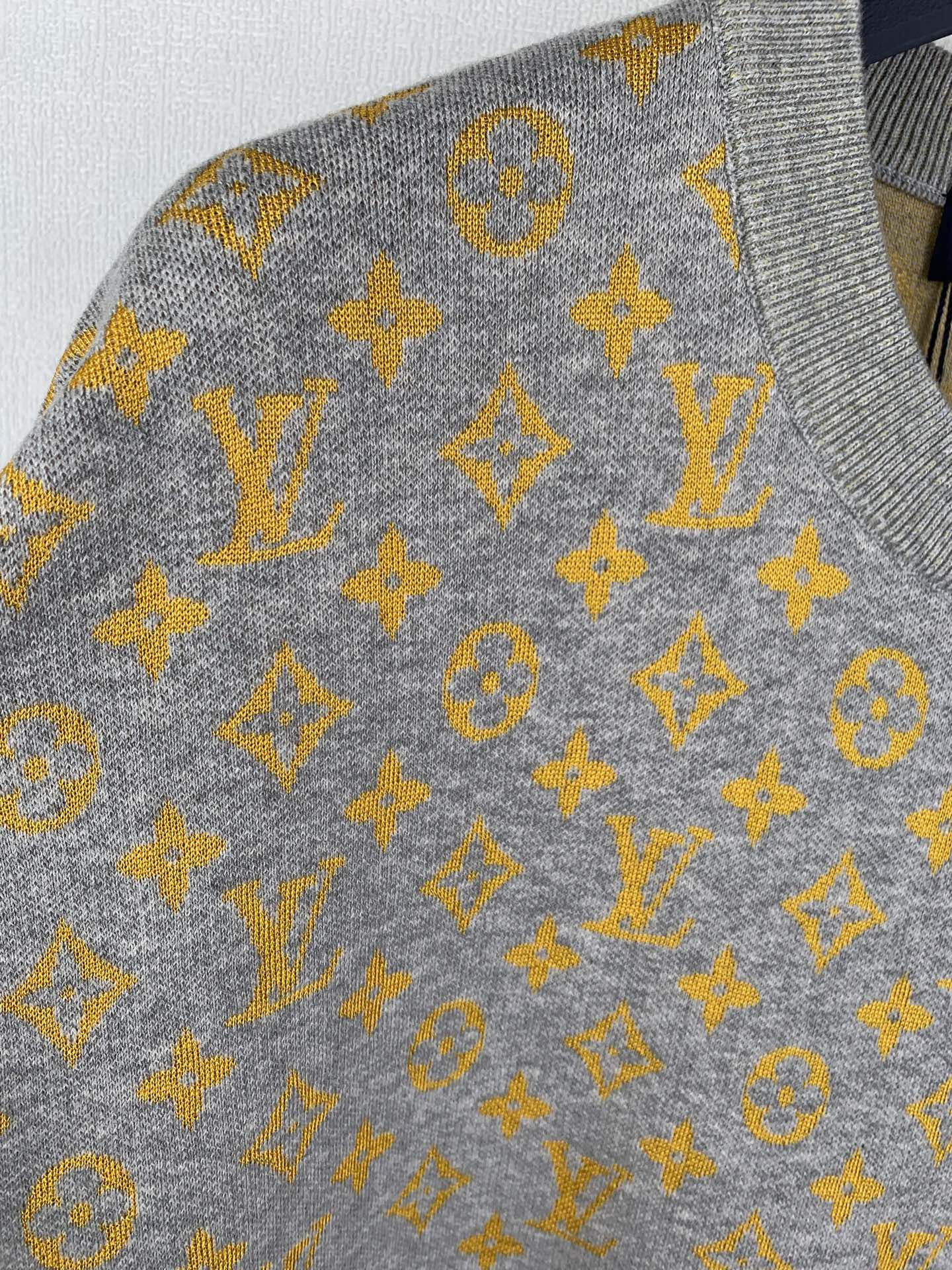 LV 一比一 滿版Monogram針織短袖T恤 灰色經典休閒款| 11 LV 一比一 滿版Monogram針織短袖T恤 灰色經典休閒款