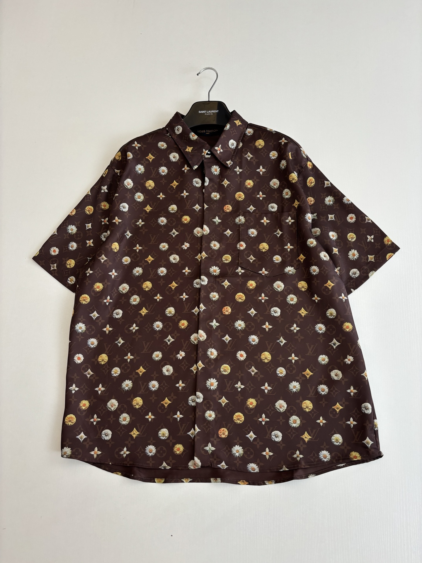 LV 高仿 滿版花卉Monogram短袖襯衫 咖啡色休閒時尚款| 13 LV 高仿 滿版花卉Monogram短袖襯衫 咖啡色休閒時尚款