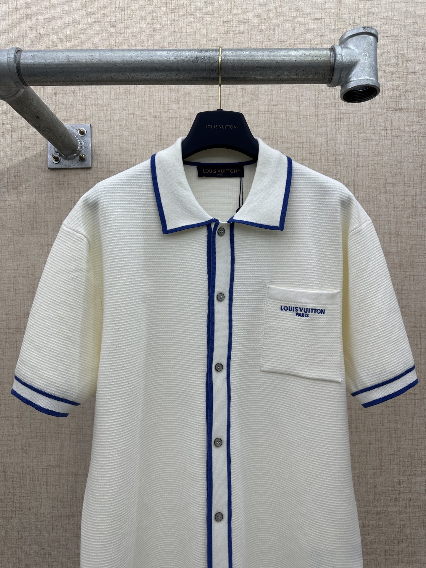 LV高仿撞色翻領短袖POLO刺繡口袋設計休閒男款| 13 LV高仿撞色翻領短袖POLO刺繡口袋設計休閒男款