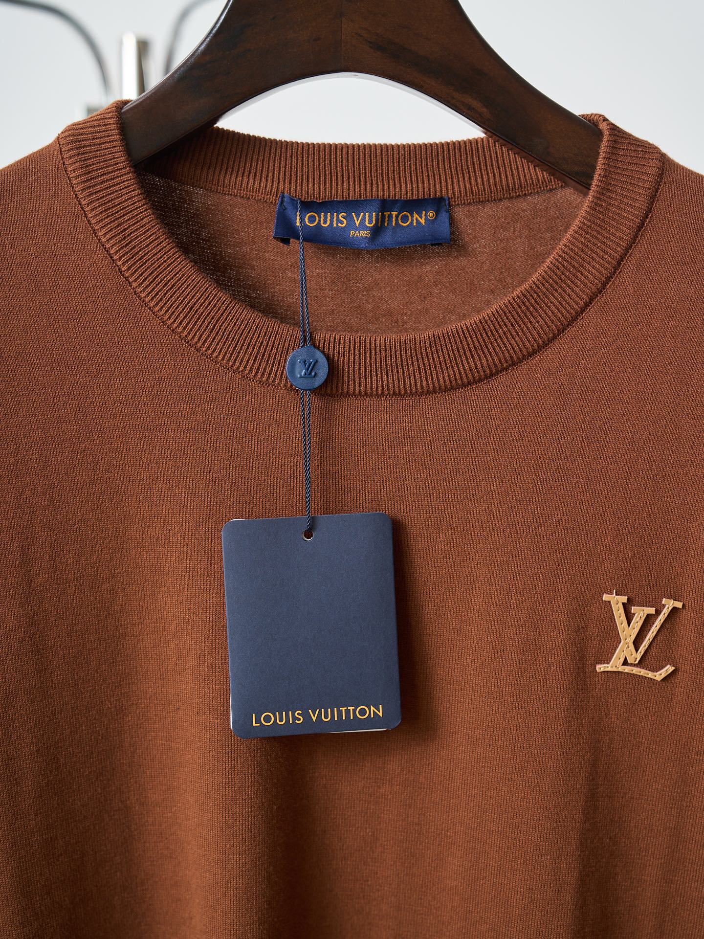LV高仿純色刺繡短袖針織T恤簡約Logo設計| 12 LV高仿純色刺繡短袖針織T恤簡約Logo設計