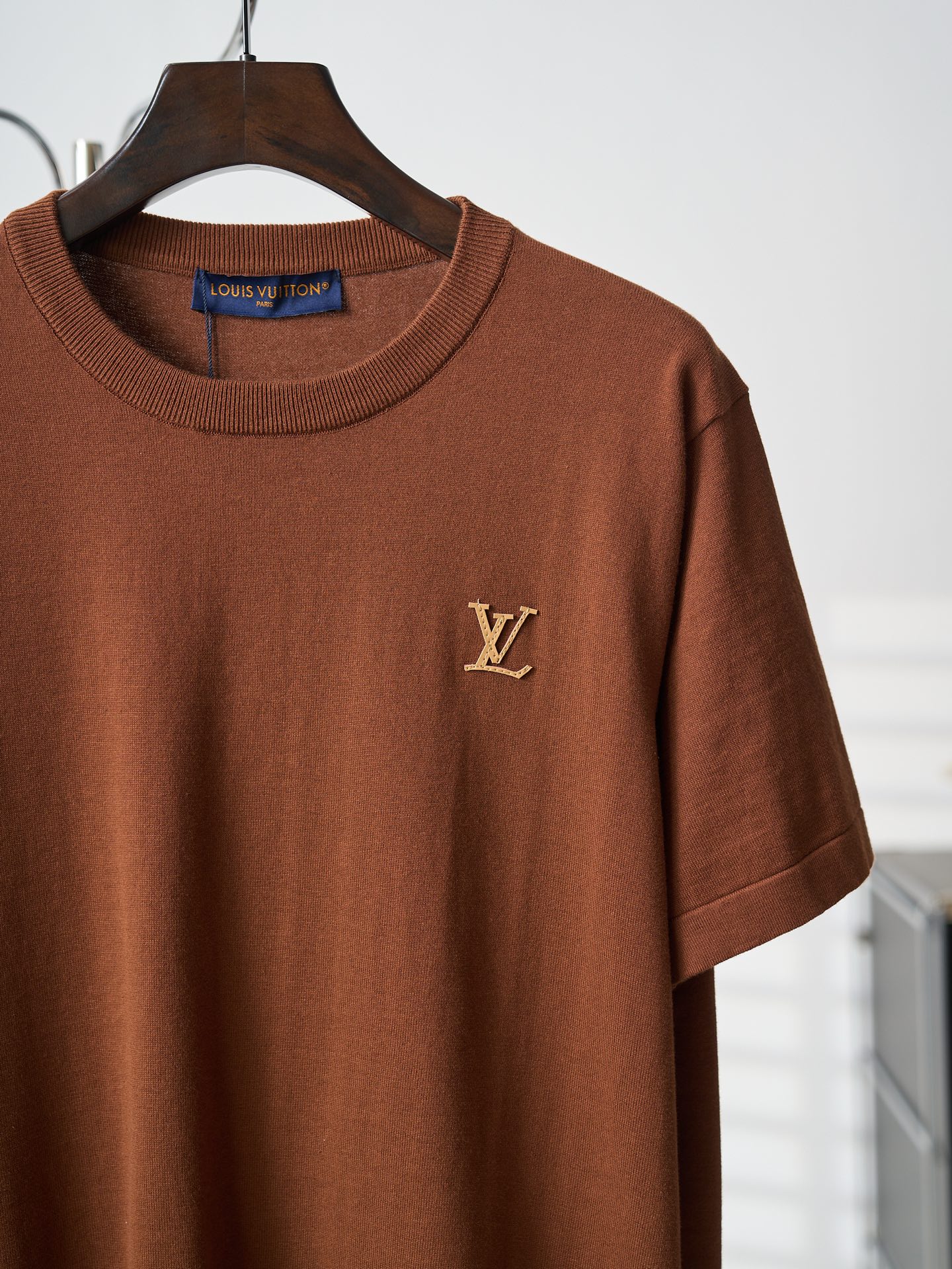 LV高仿純色刺繡短袖針織T恤簡約Logo設計| 11 LV高仿純色刺繡短袖針織T恤簡約Logo設計