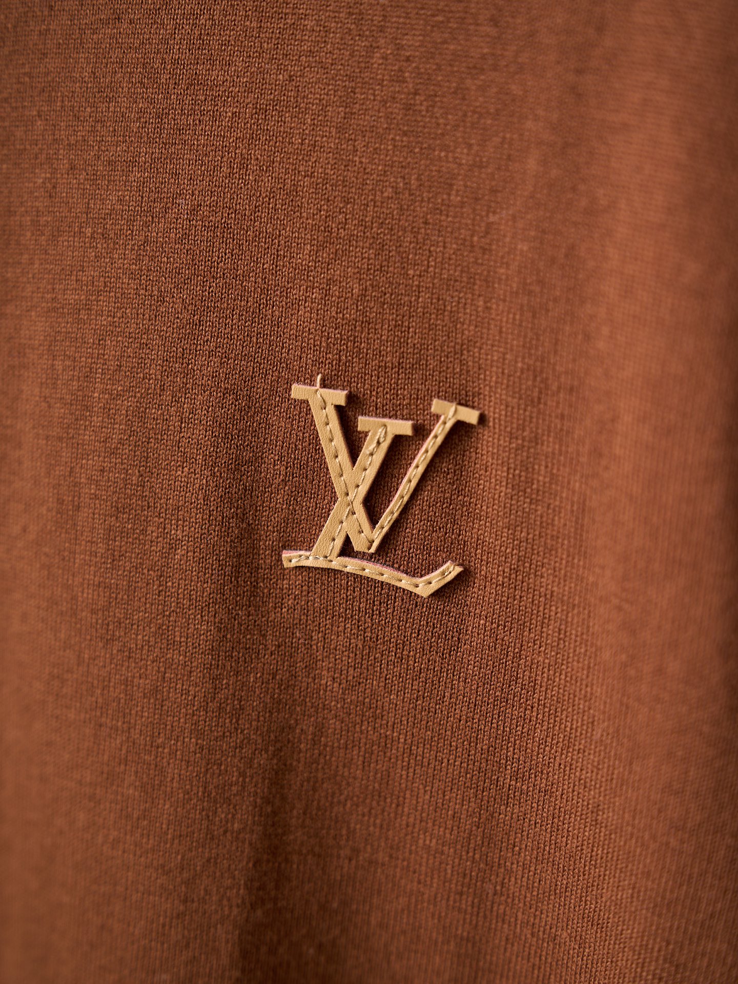 LV高仿純色刺繡短袖針織T恤簡約Logo設計| 10 LV高仿純色刺繡短袖針織T恤簡約Logo設計