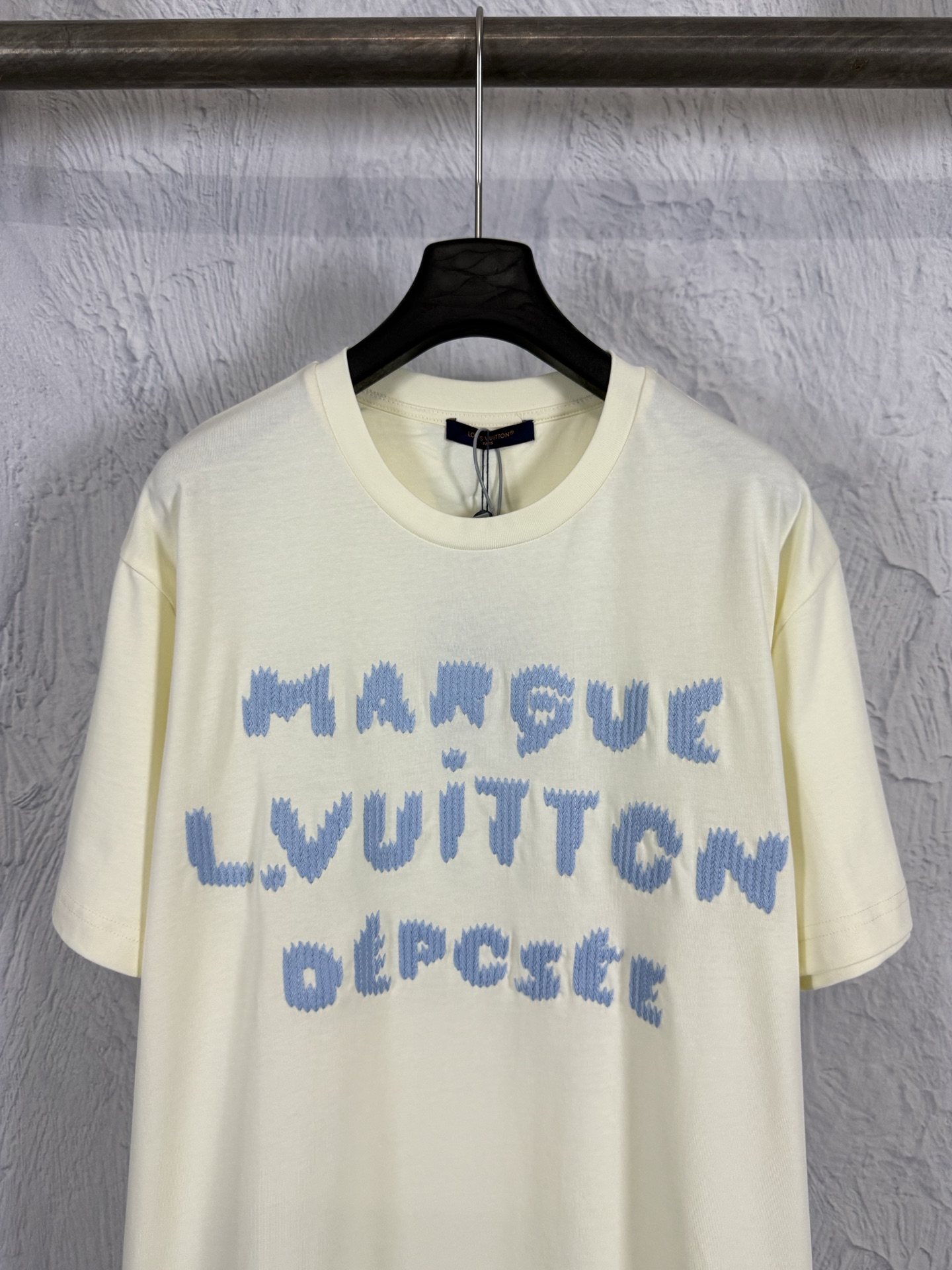 LV高仿字母刺繡短袖T恤簡約立體Logo設計百搭款| 13 LV高仿字母刺繡短袖T恤簡約立體Logo設計百搭款