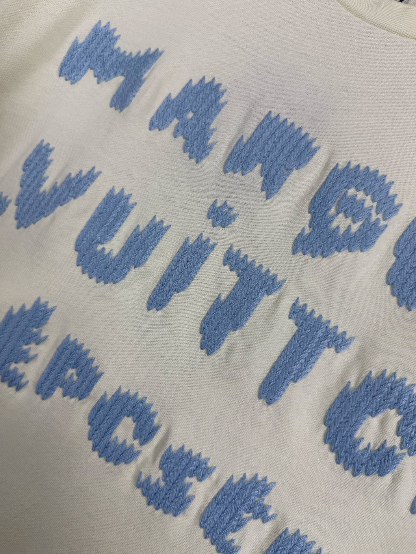 LV高仿字母刺繡短袖T恤簡約立體Logo設計百搭款| 10 LV高仿字母刺繡短袖T恤簡約立體Logo設計百搭款