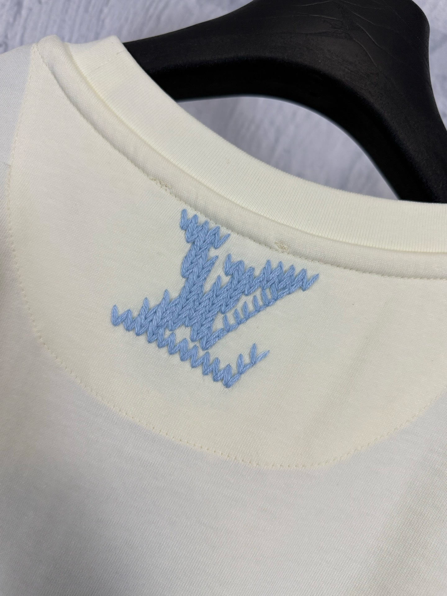 LV高仿字母刺繡短袖T恤簡約立體Logo設計百搭款| 9 LV高仿字母刺繡短袖T恤簡約立體Logo設計百搭款