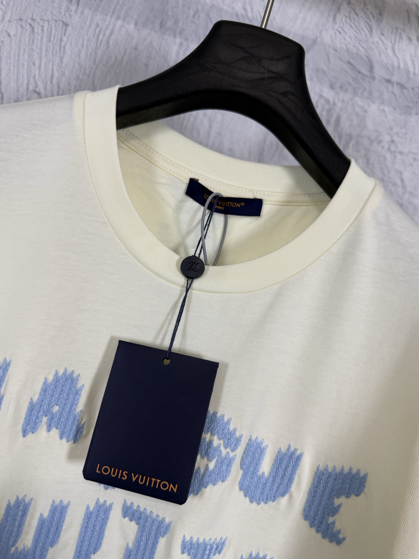 LV高仿字母刺繡短袖T恤簡約立體Logo設計百搭款| 8 LV高仿字母刺繡短袖T恤簡約立體Logo設計百搭款