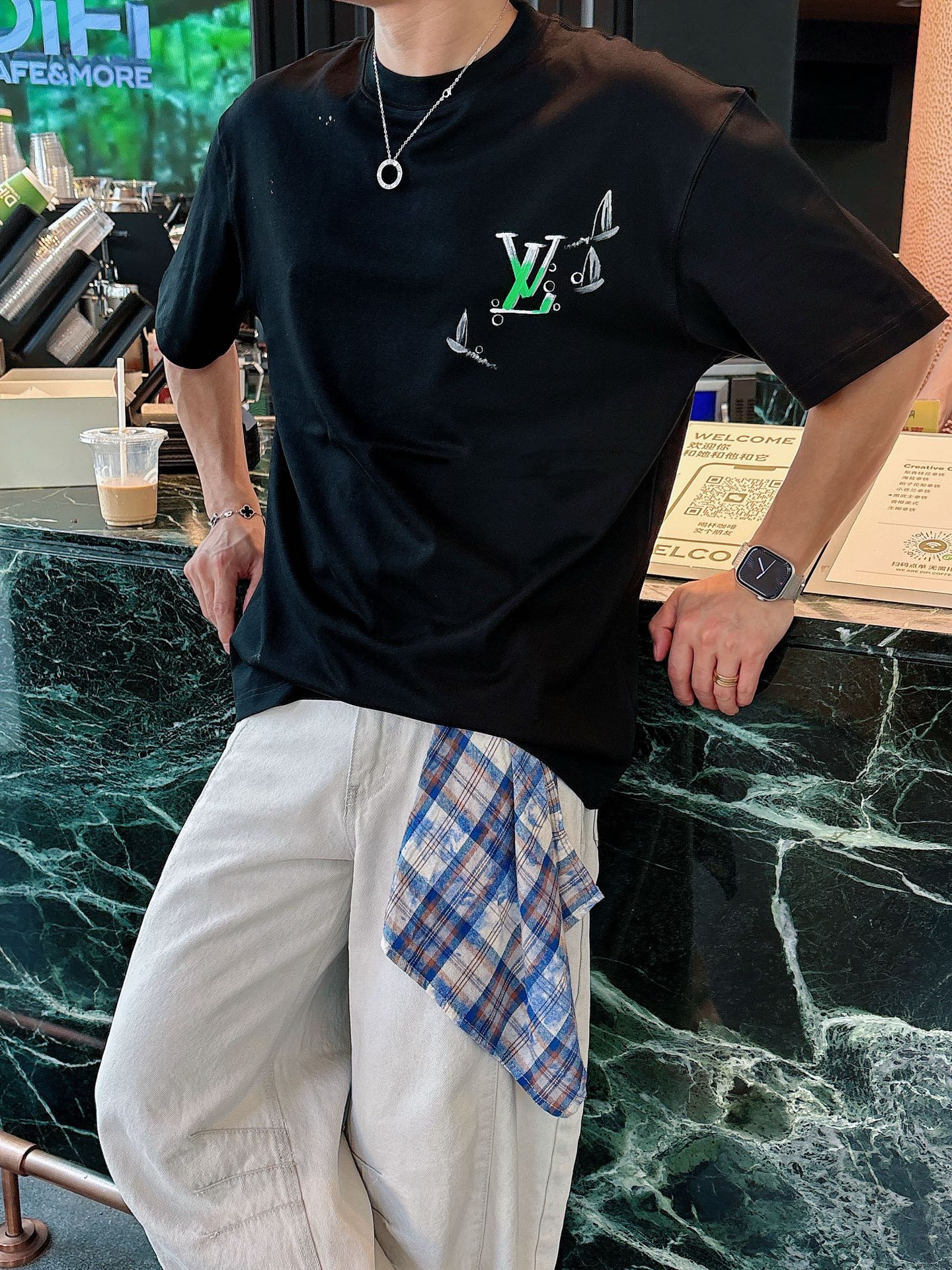 LV 原單 極簡Logo印花短袖T恤 黑色百搭款男士上衣| 11 LV 原單 極簡Logo印花短袖T恤 黑色百搭款男士上衣
