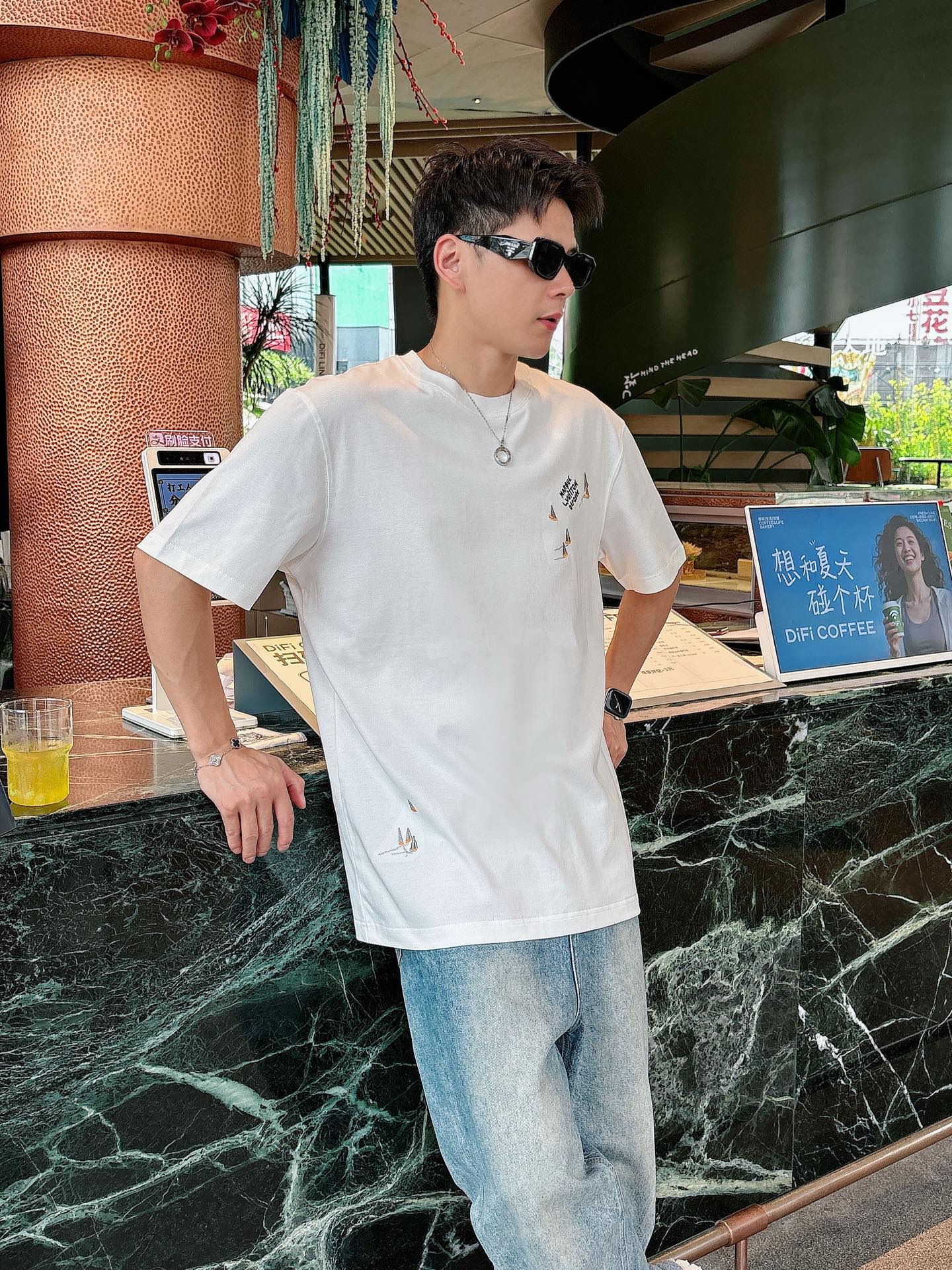 LV A貨 小圖案點綴短袖T恤 白色清新風男士休閒上衣| 12 LV A貨 小圖案點綴短袖T恤 白色清新風男士休閒上衣