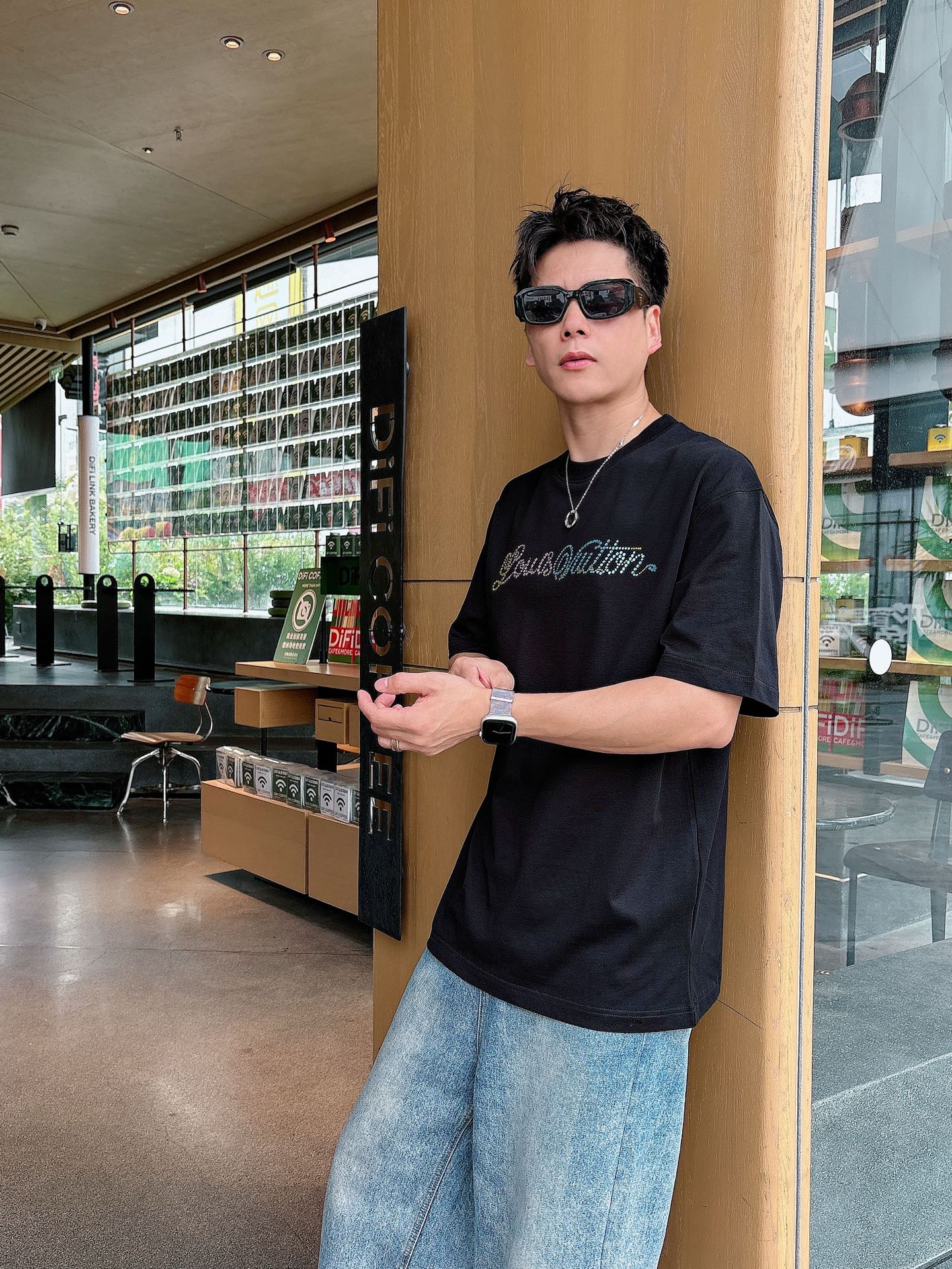 LV高仿短袖T恤 彩色字母印花設計 寬鬆休閒百搭款 黑色| 6 LV高仿短袖T恤 彩色字母印花設計 寬鬆休閒百搭款 黑色