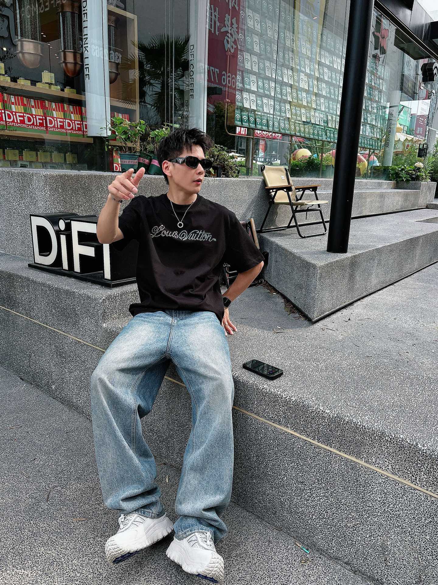 LV高仿短袖T恤 彩色字母印花設計 寬鬆休閒百搭款 黑色| 14 LV高仿短袖T恤 彩色字母印花設計 寬鬆休閒百搭款 黑色