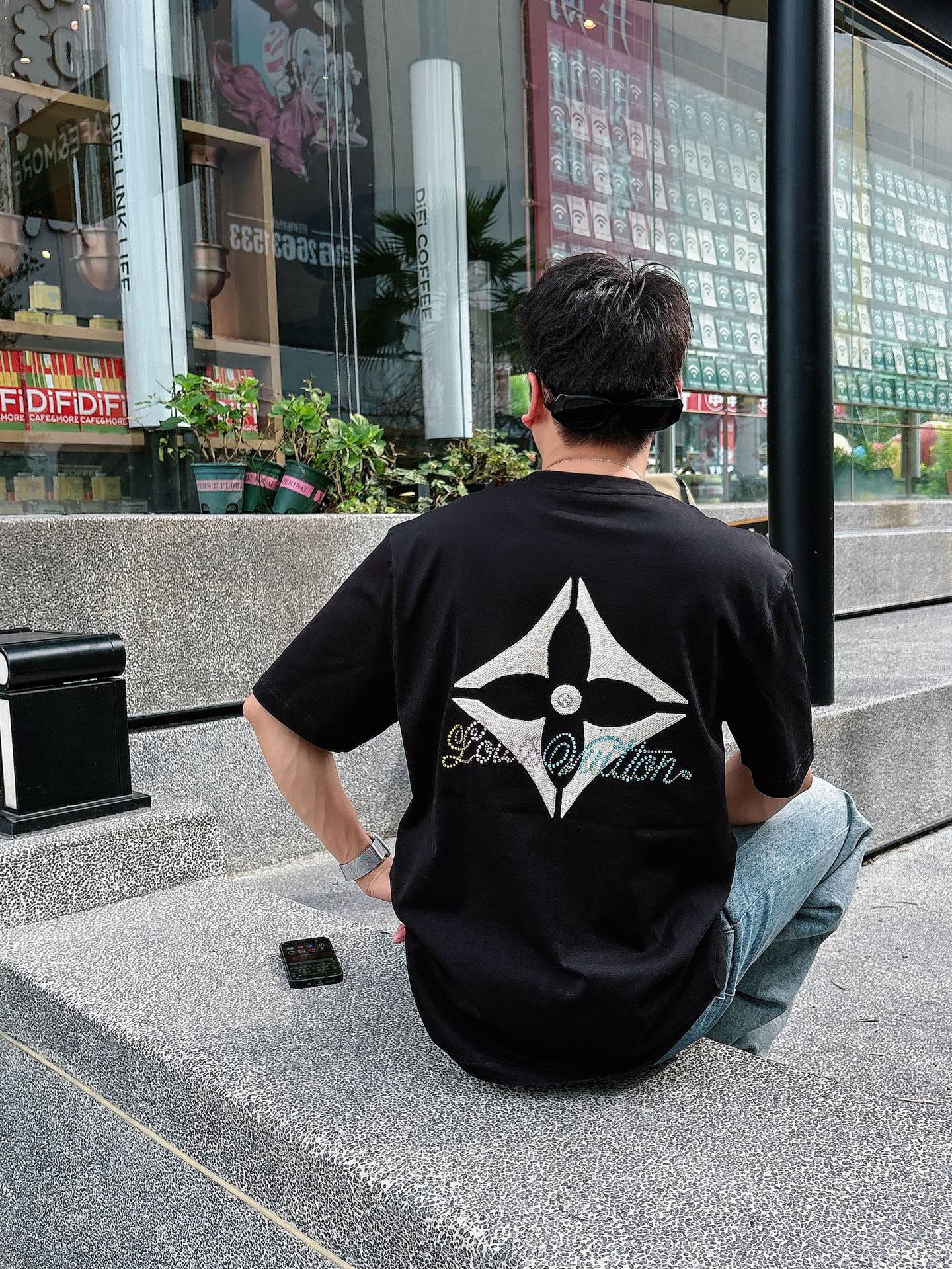 LV高仿短袖T恤 彩色字母印花設計 寬鬆休閒百搭款 黑色| 15 LV高仿短袖T恤 彩色字母印花設計 寬鬆休閒百搭款 黑色