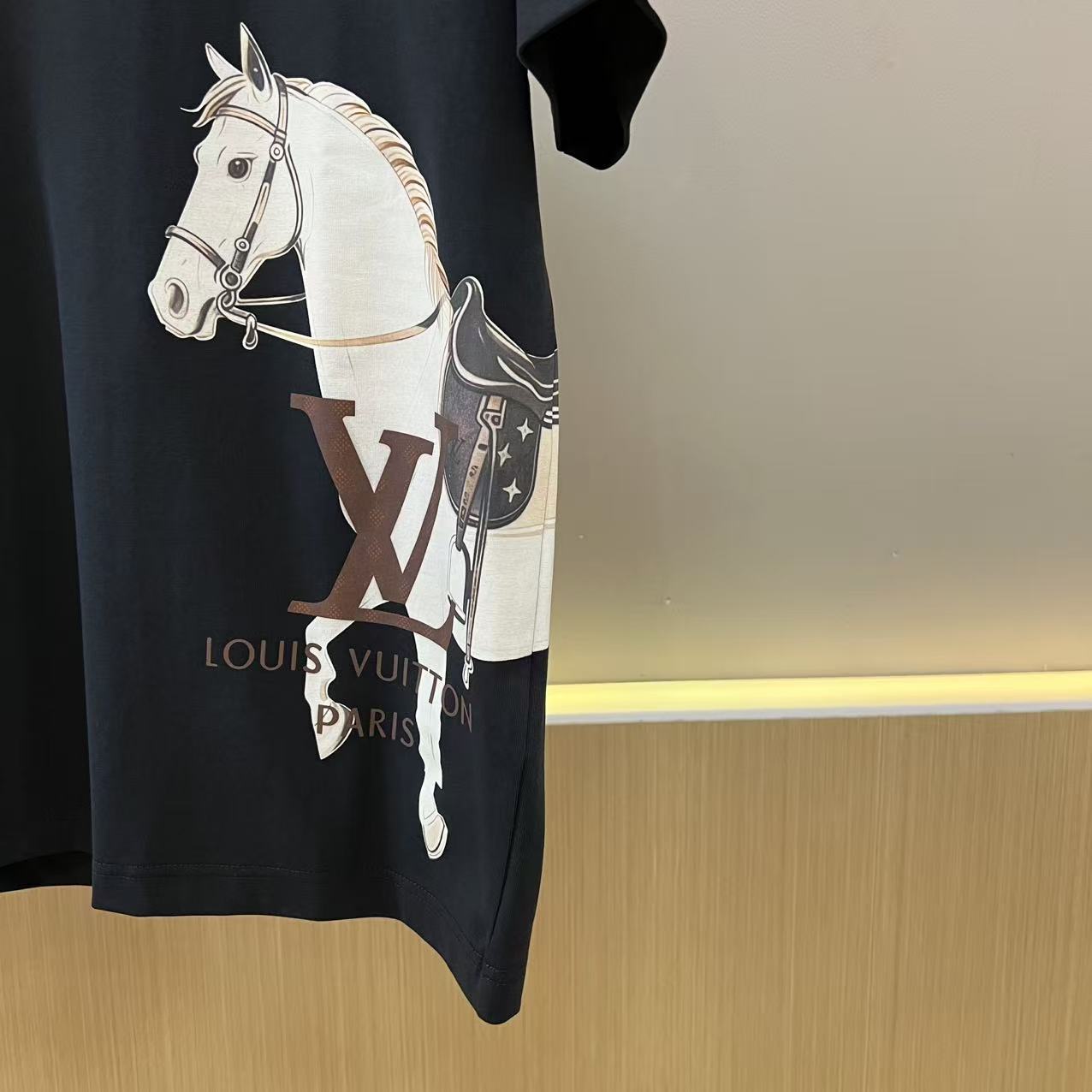 LV高仿短袖T恤 馬圖印花設計 潮流寬鬆款 黑色| 11 LV高仿短袖T恤 馬圖印花設計 潮流寬鬆款 黑色