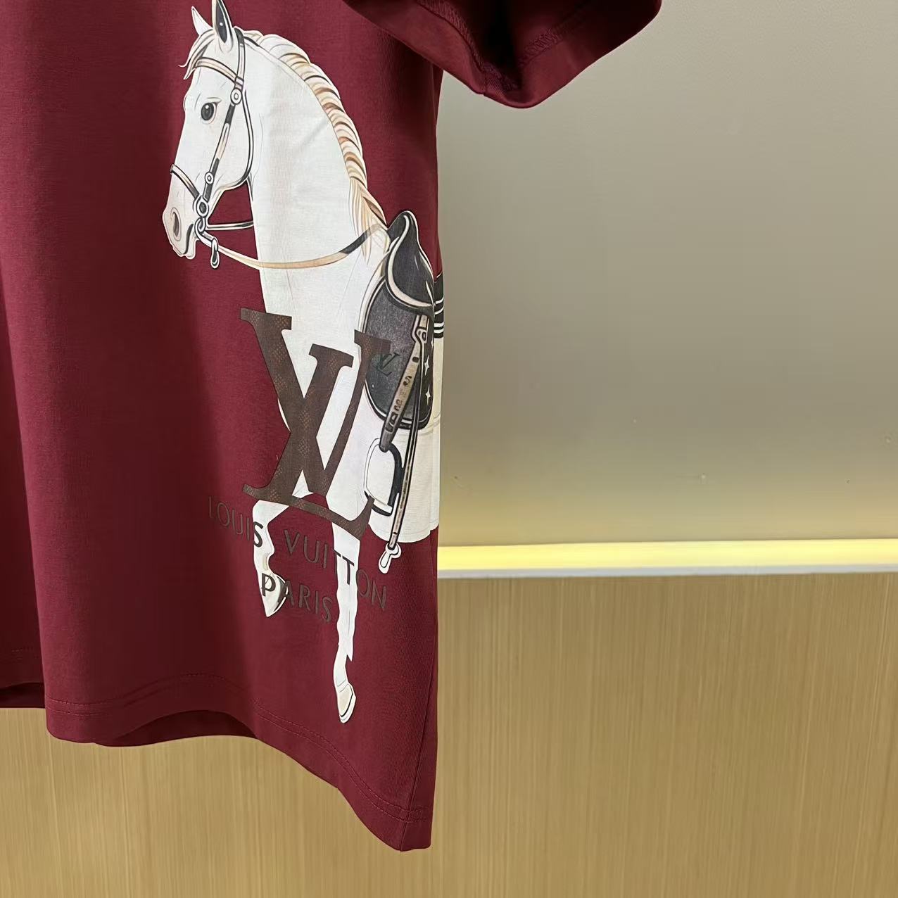 LV高仿短袖T恤 馬圖印花設計 潮流寬鬆款 红色| 11 LV高仿短袖T恤 馬圖印花設計 潮流寬鬆款 红色
