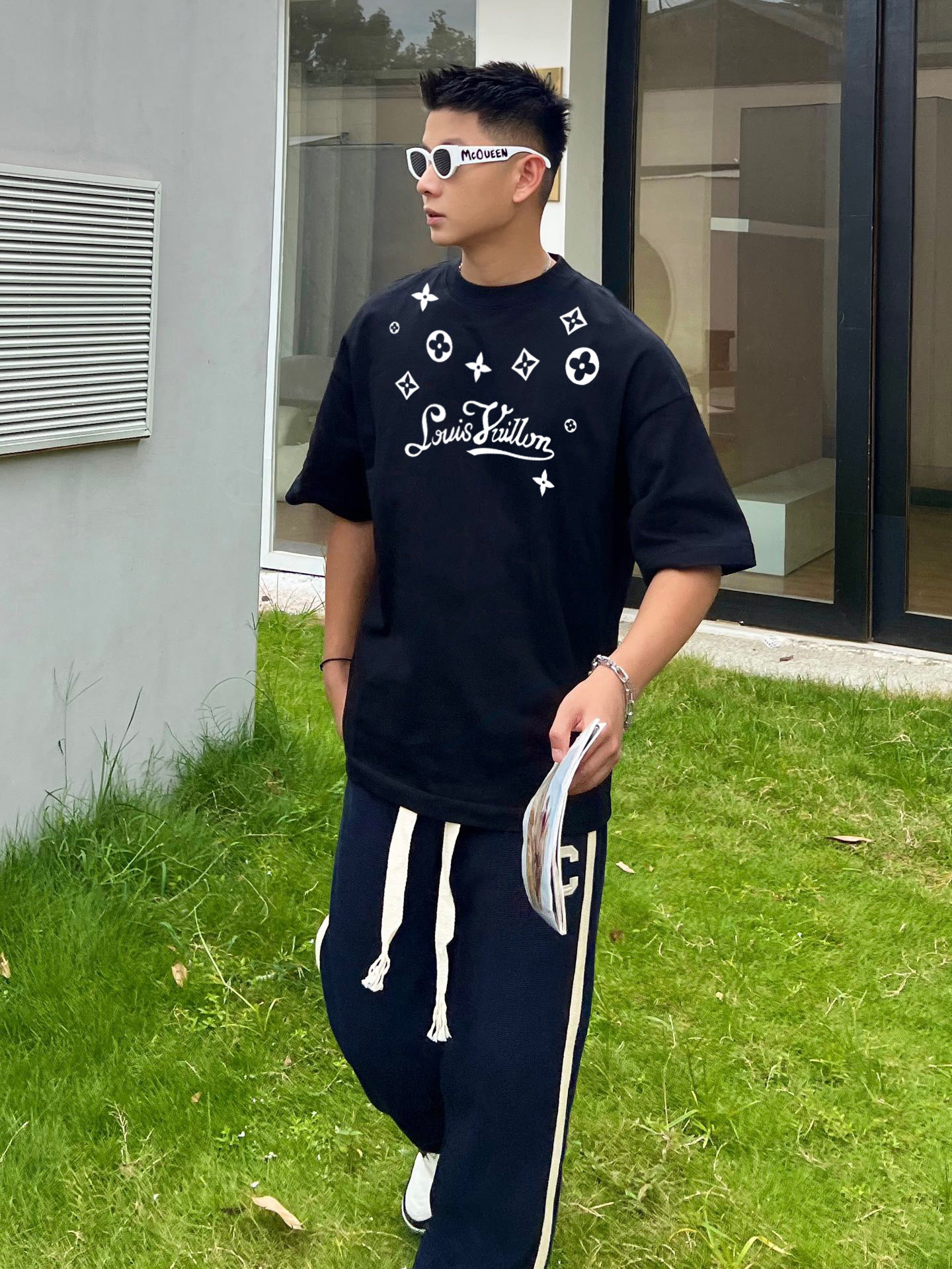LV原單短袖T恤 經典滿版Logo印花設計 寬鬆百搭款 黑色| 9 LV原單短袖T恤 經典滿版Logo印花設計 寬鬆百搭款 黑色
