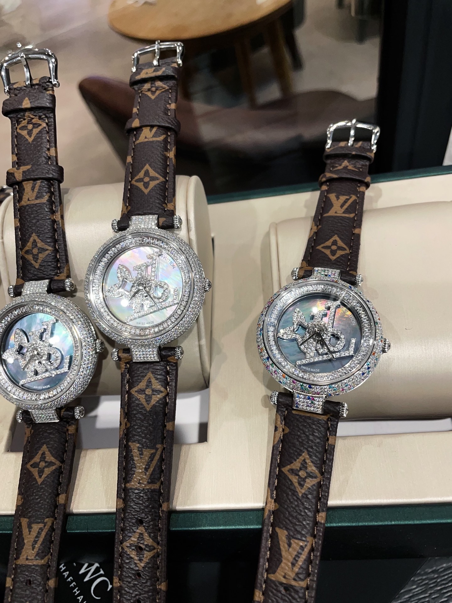 LV 原單 女款 滿鑽旋轉錶盤設計手錶 輕奢時尚氣質款| 8 LV 原單 女款 滿鑽旋轉錶盤設計手錶 輕奢時尚氣質款